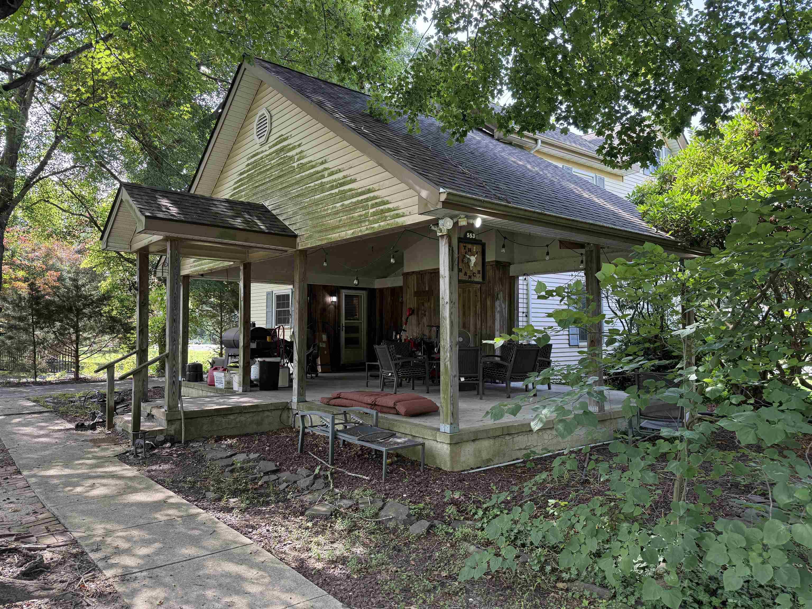 553 Irving Avenue - Picture 2