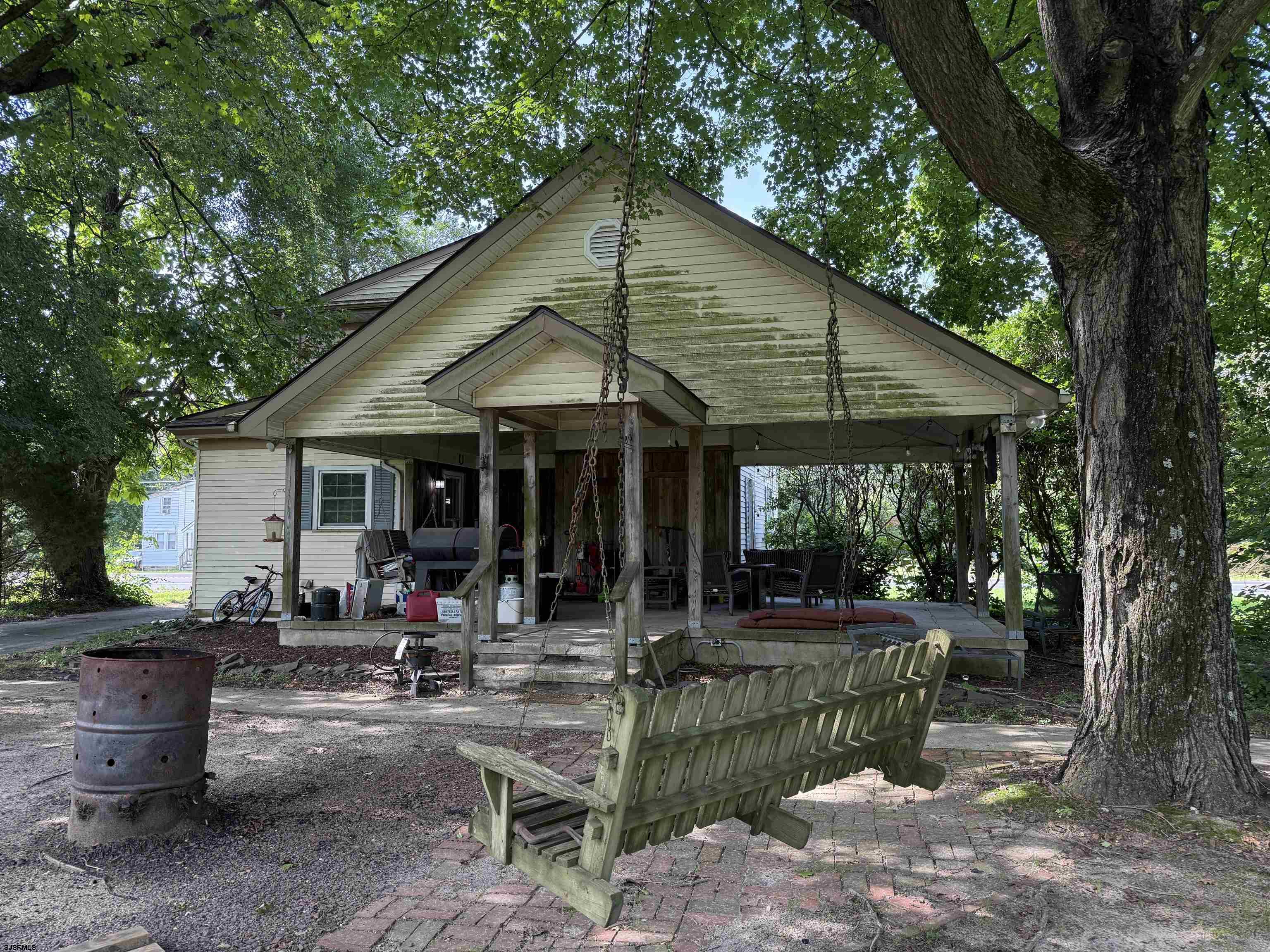 553 Irving Avenue - Picture 3