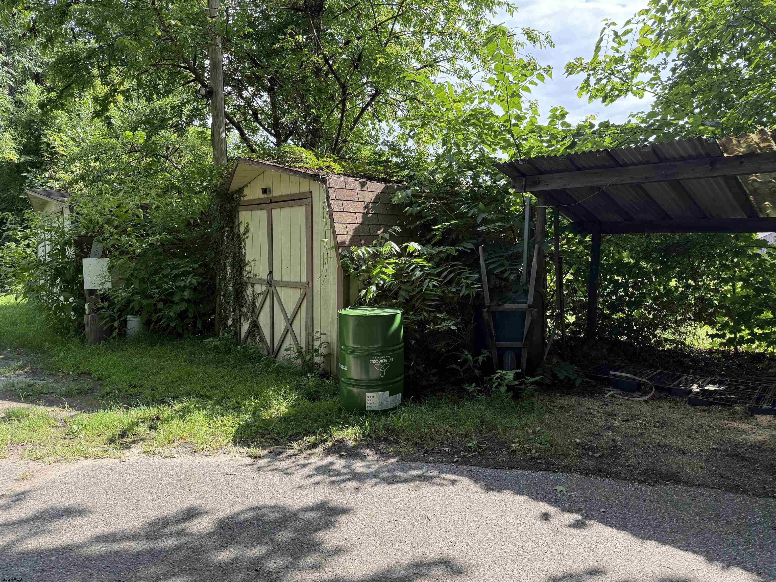 553 Irving Avenue - Picture 4