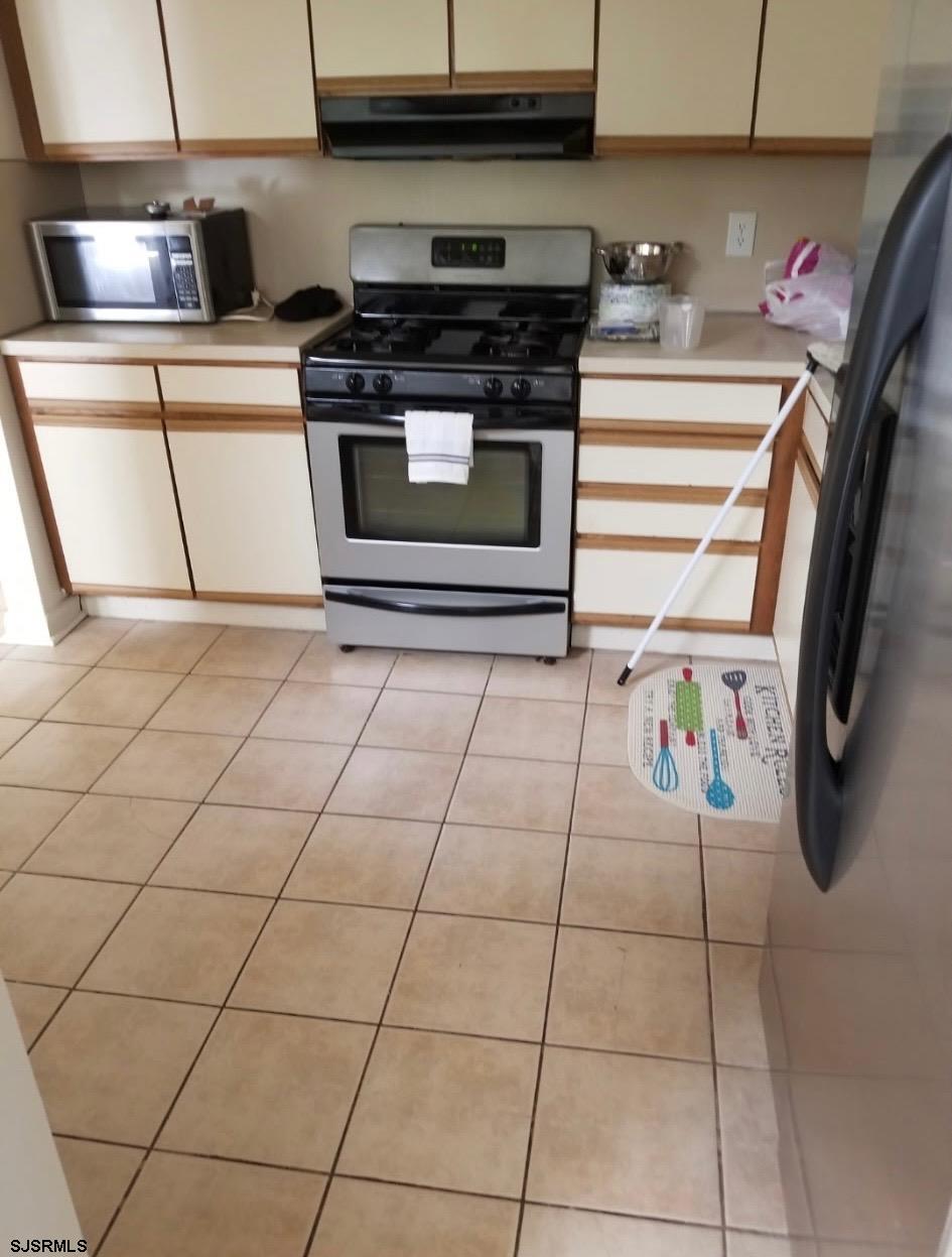 4 L Oyster Bay Rd - Picture 3