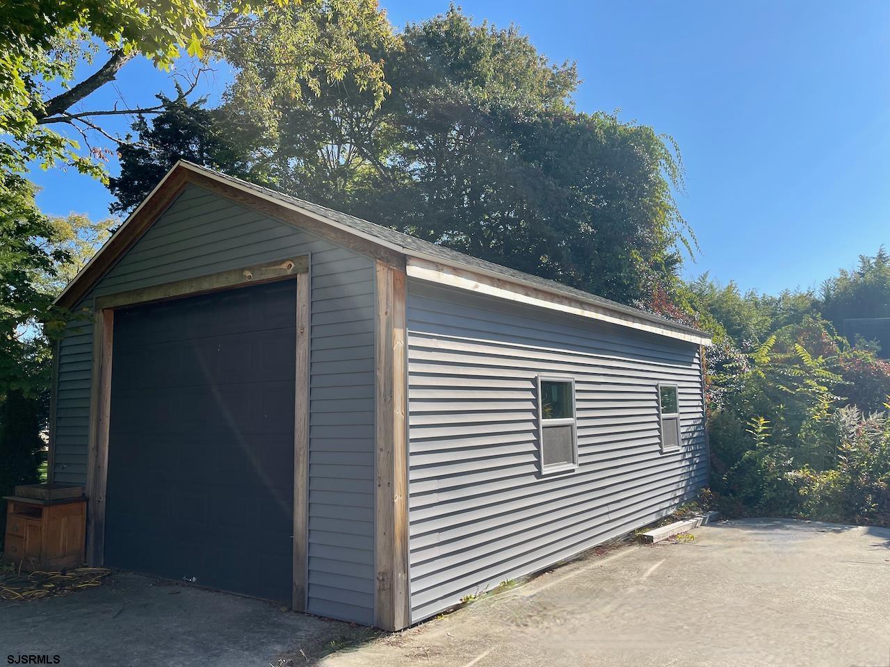 1050 Shore Road - Picture 2