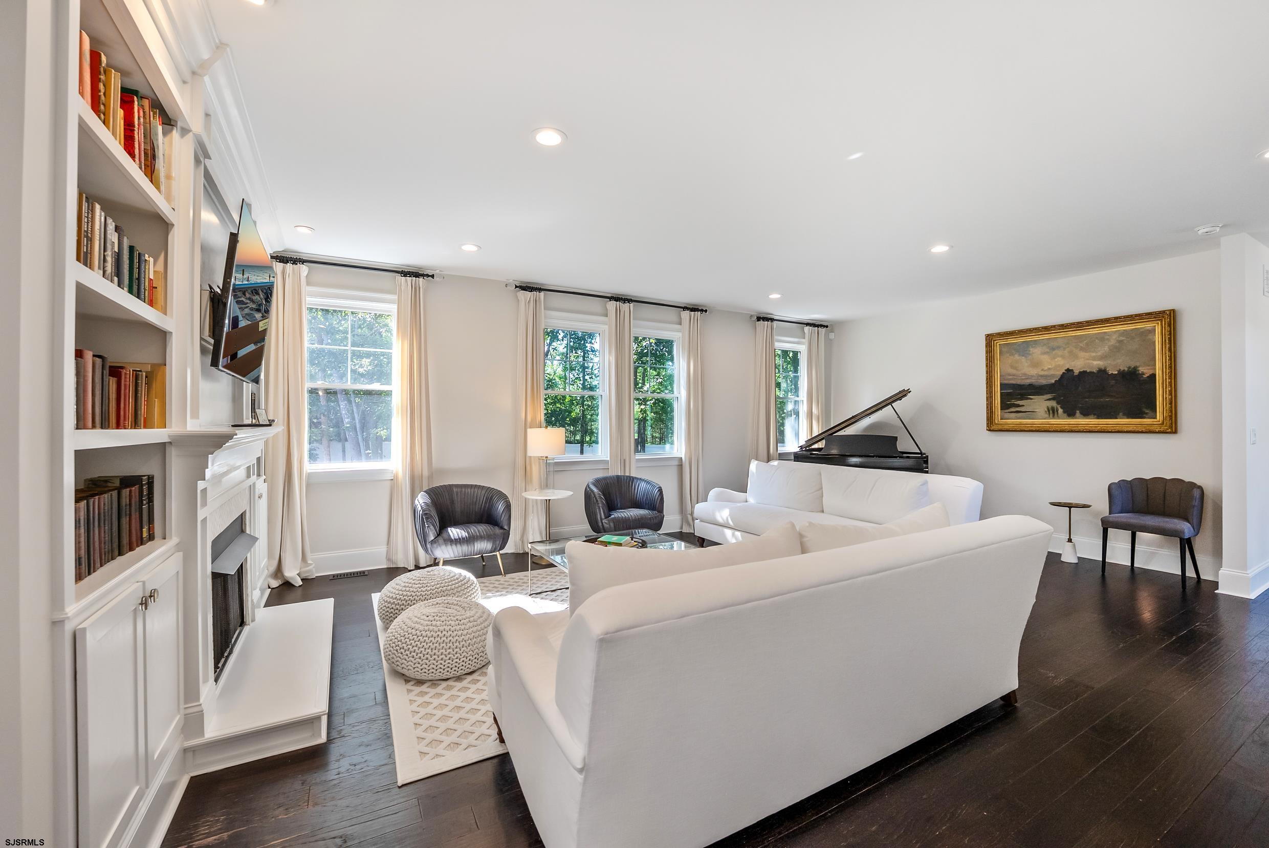 802 Gatehouse Dr