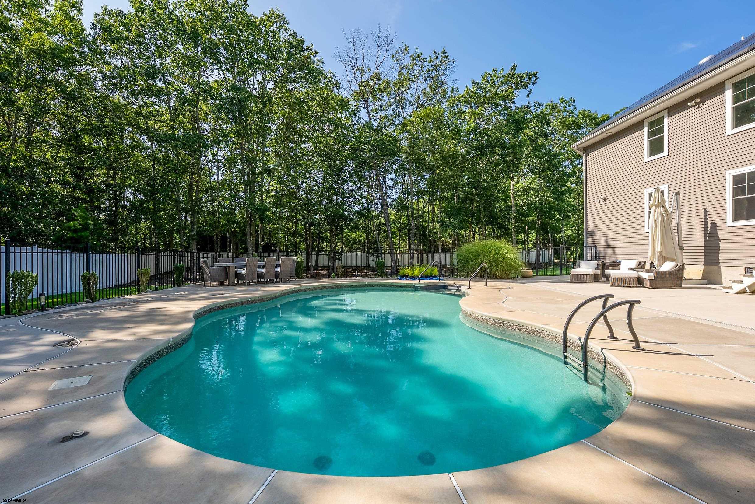 802 Gatehouse Dr