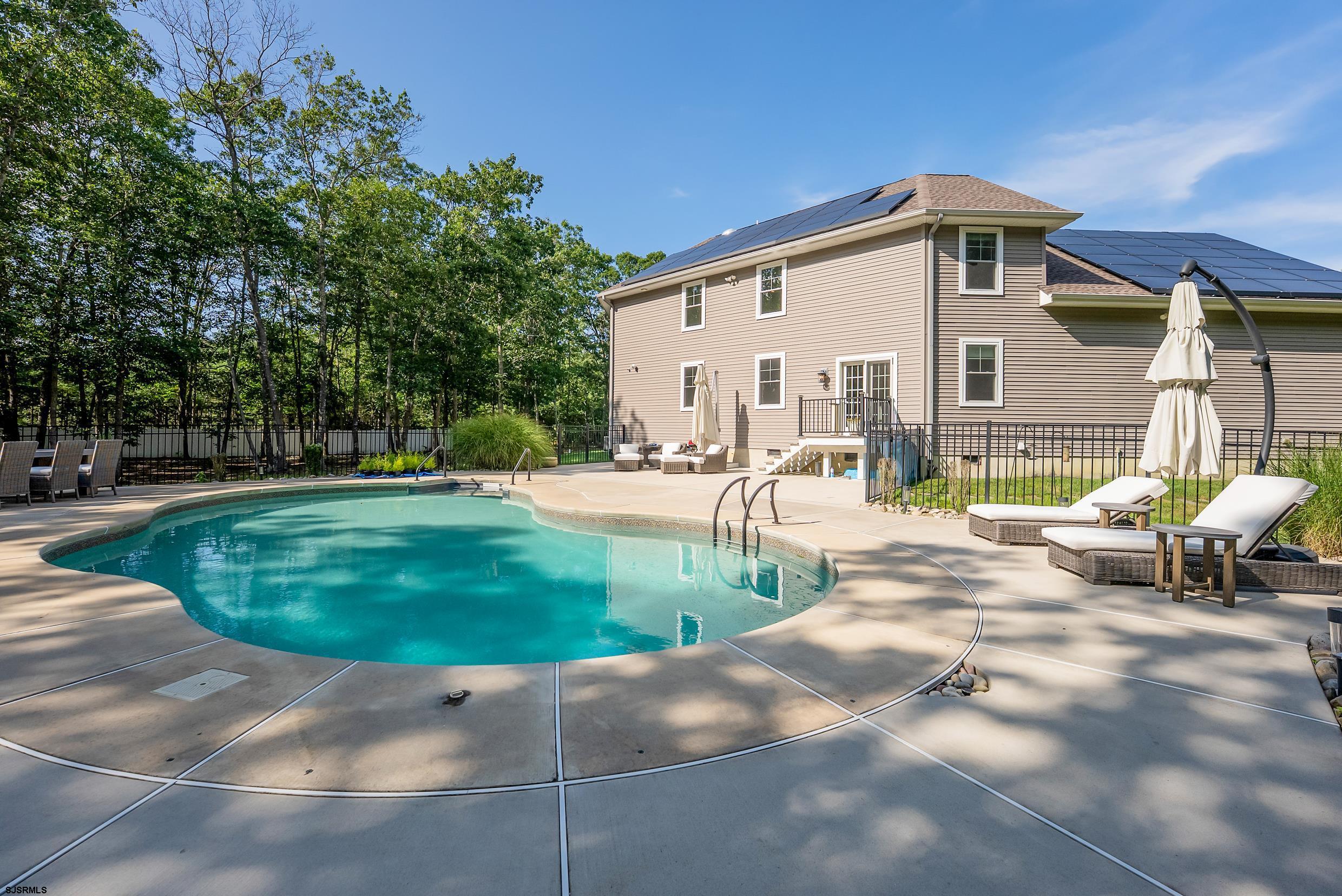 802 Gatehouse Dr