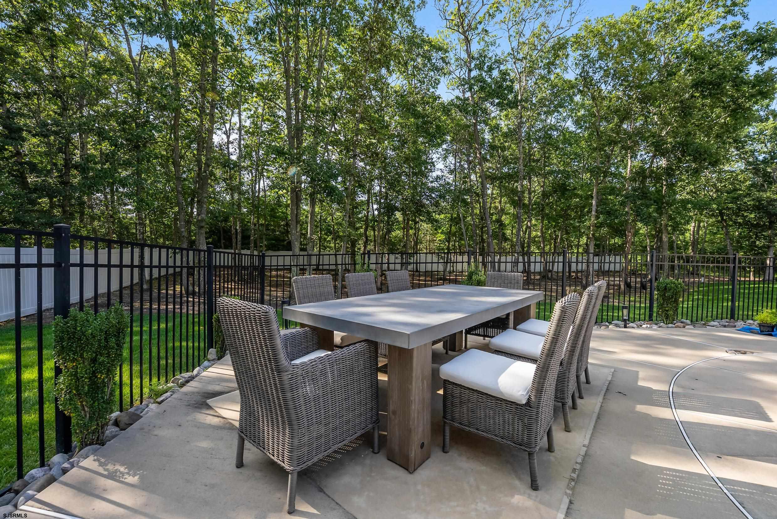 802 Gatehouse Dr