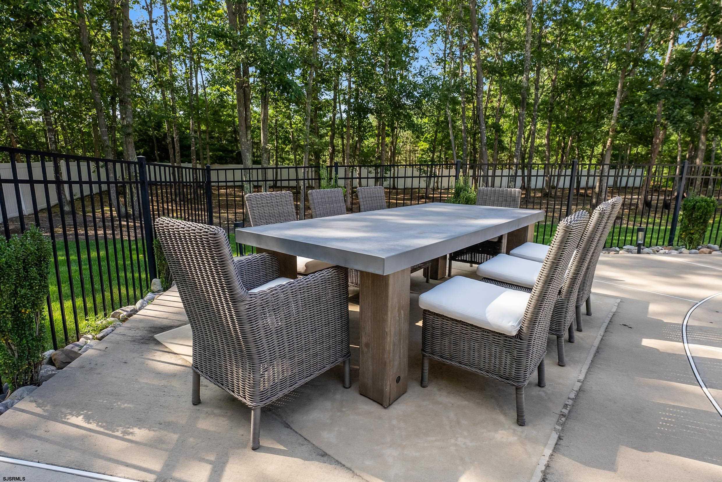 802 Gatehouse Dr