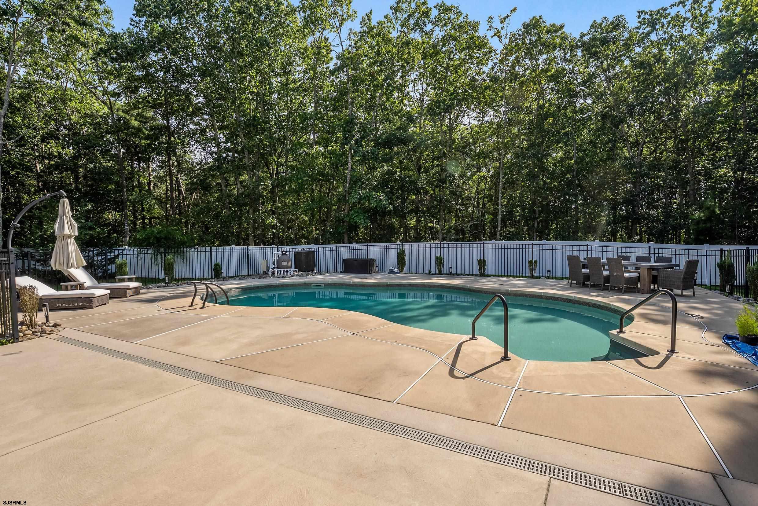 802 Gatehouse Dr