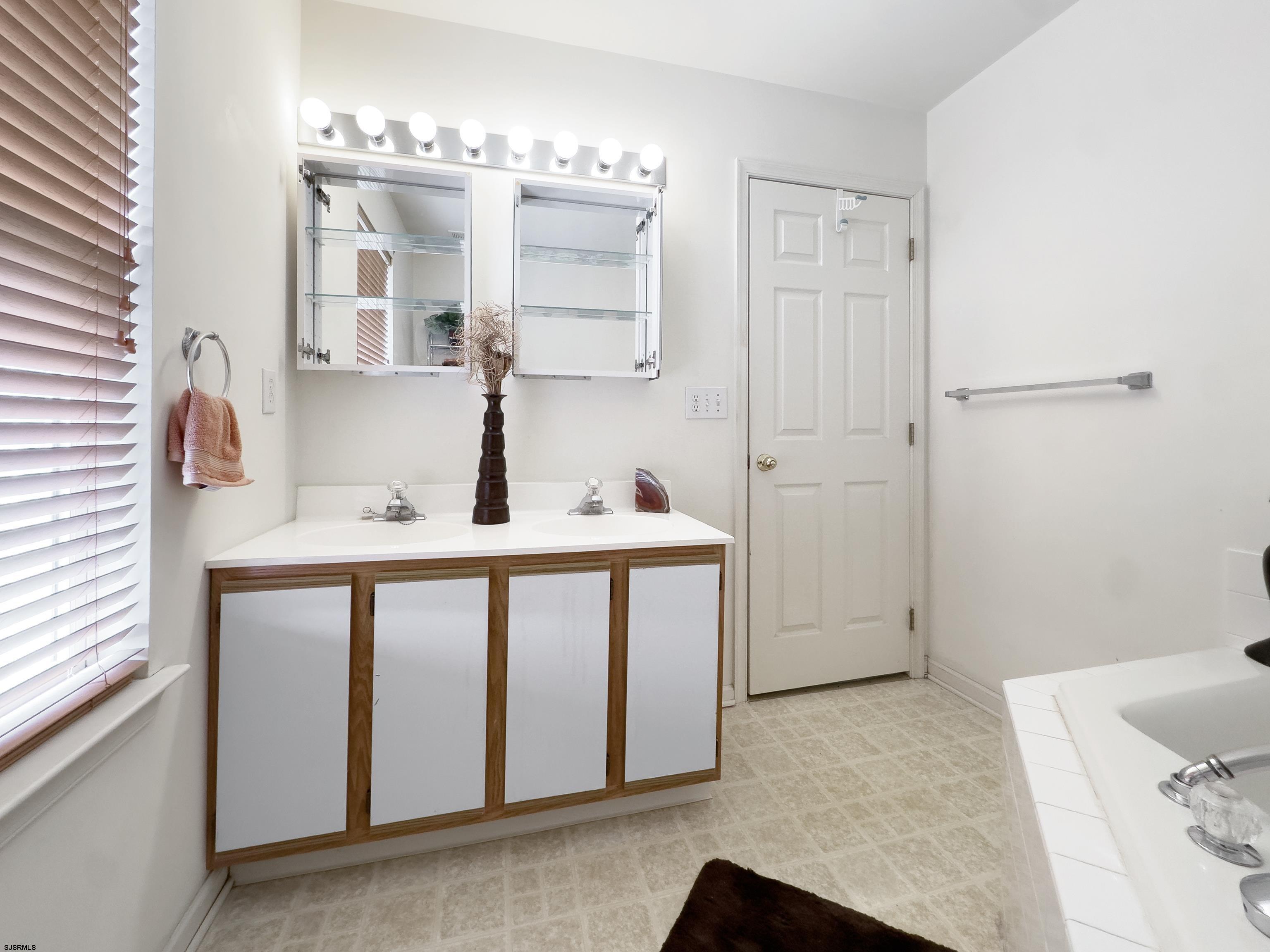 1553 John Adams Ct - Picture 2