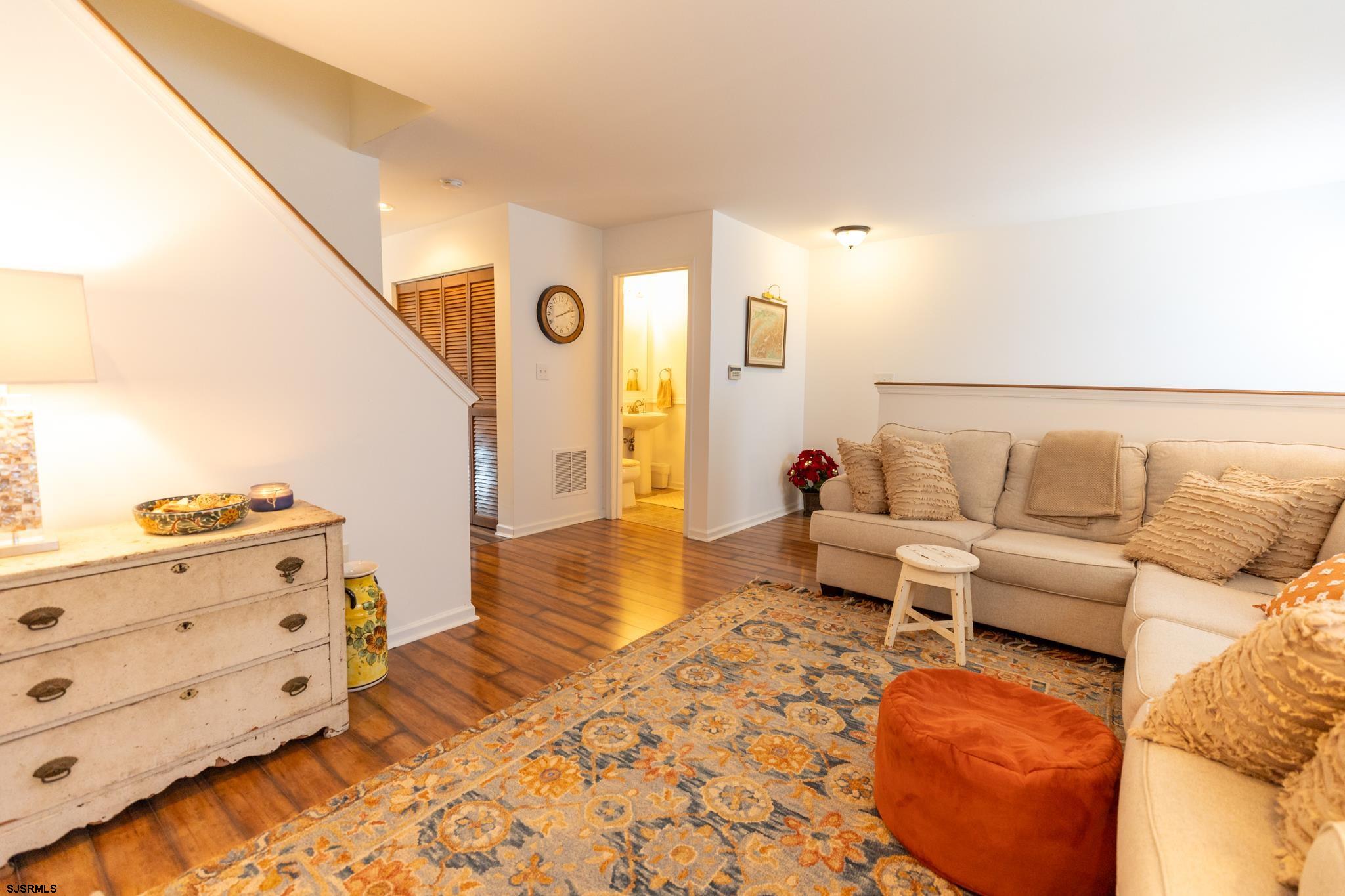 1574 John Adams Ct - Picture 4