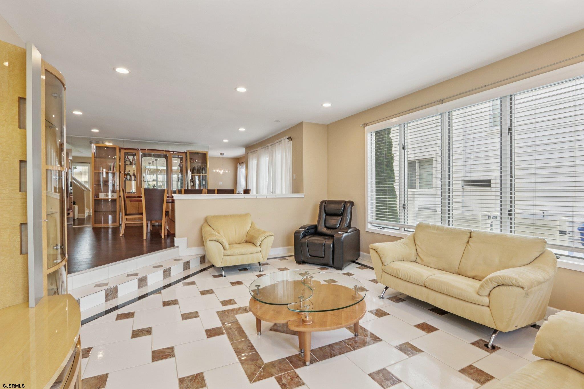 8 Seaside Ct