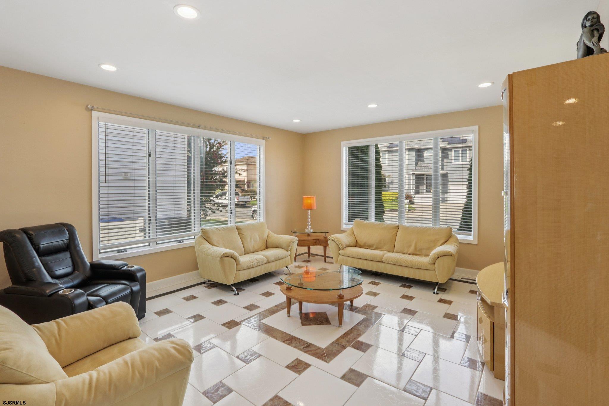 8 Seaside Ct