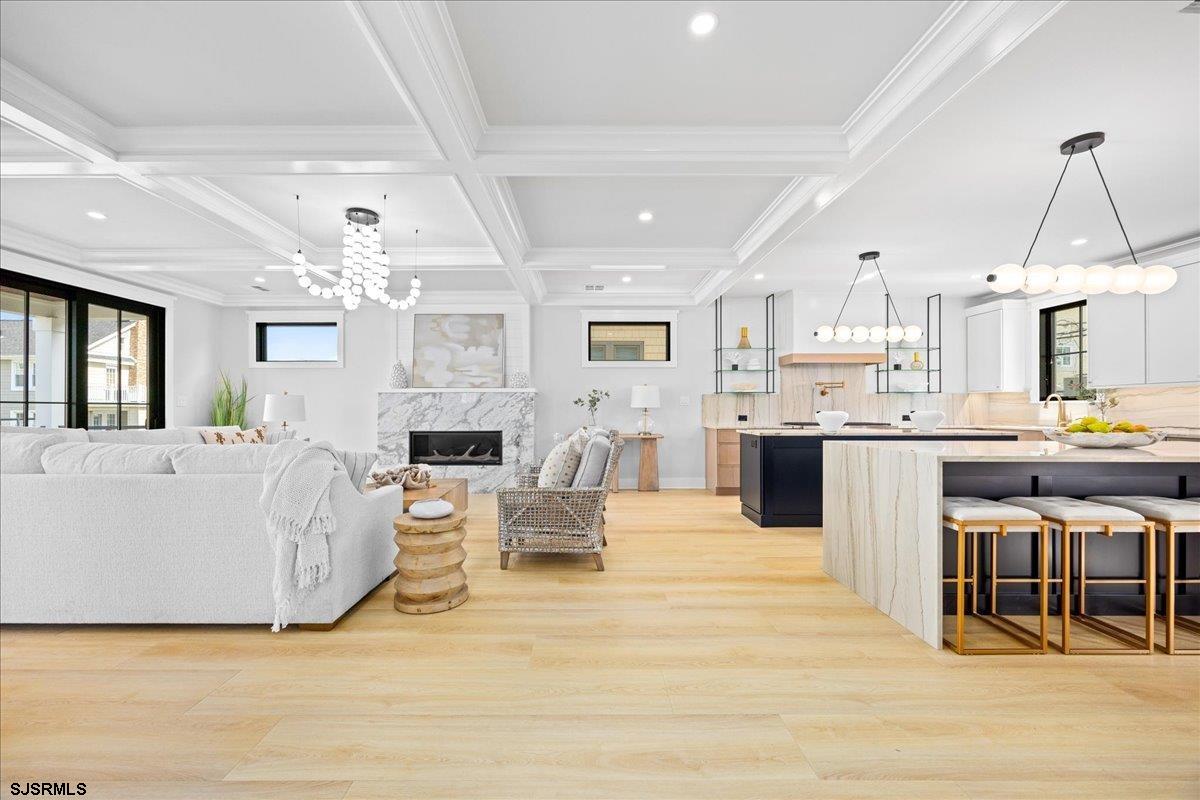 100 S Frontenac Avenue - Picture 3