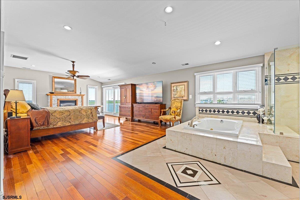 908 N Burghley Avenue