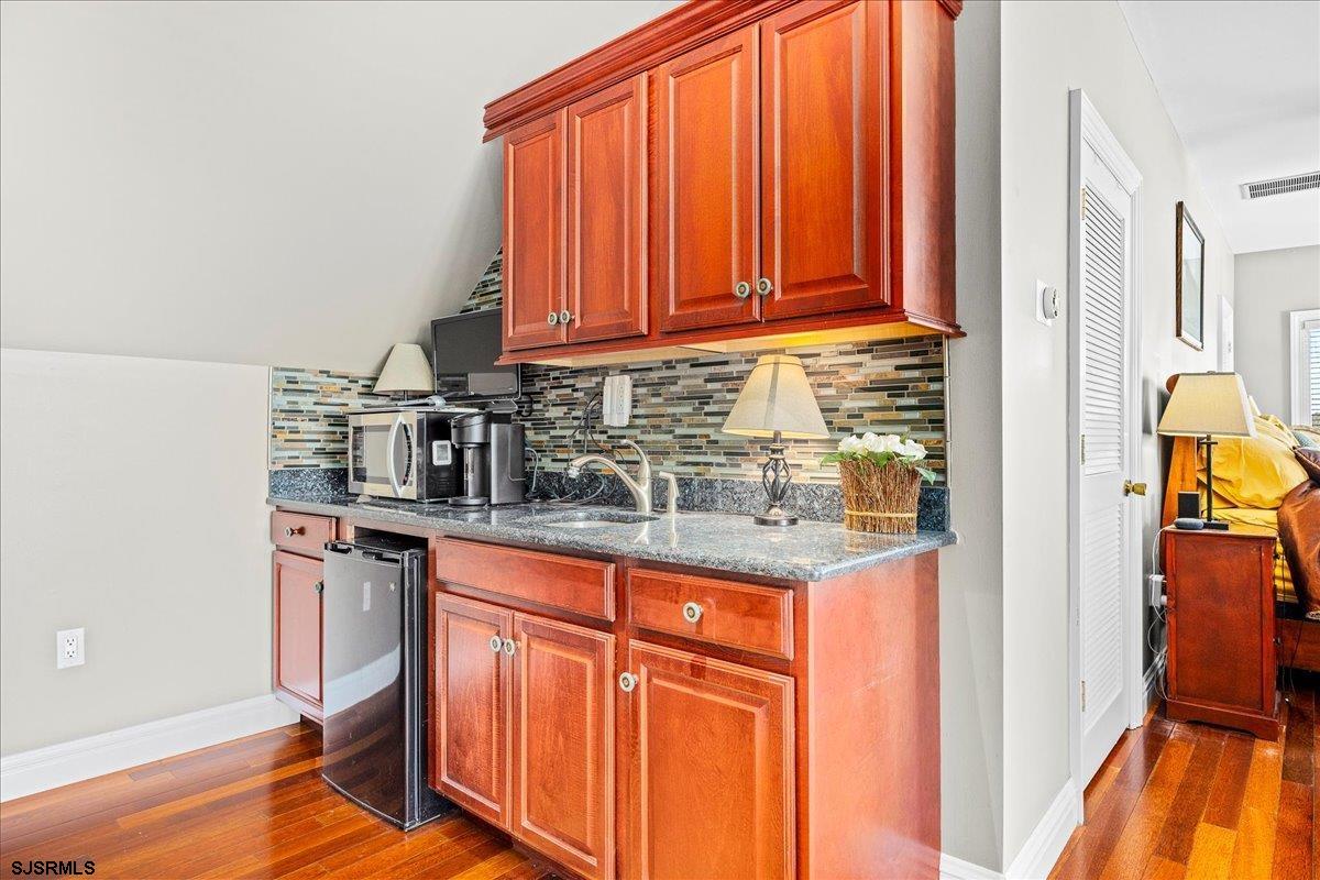 908 N Burghley Avenue