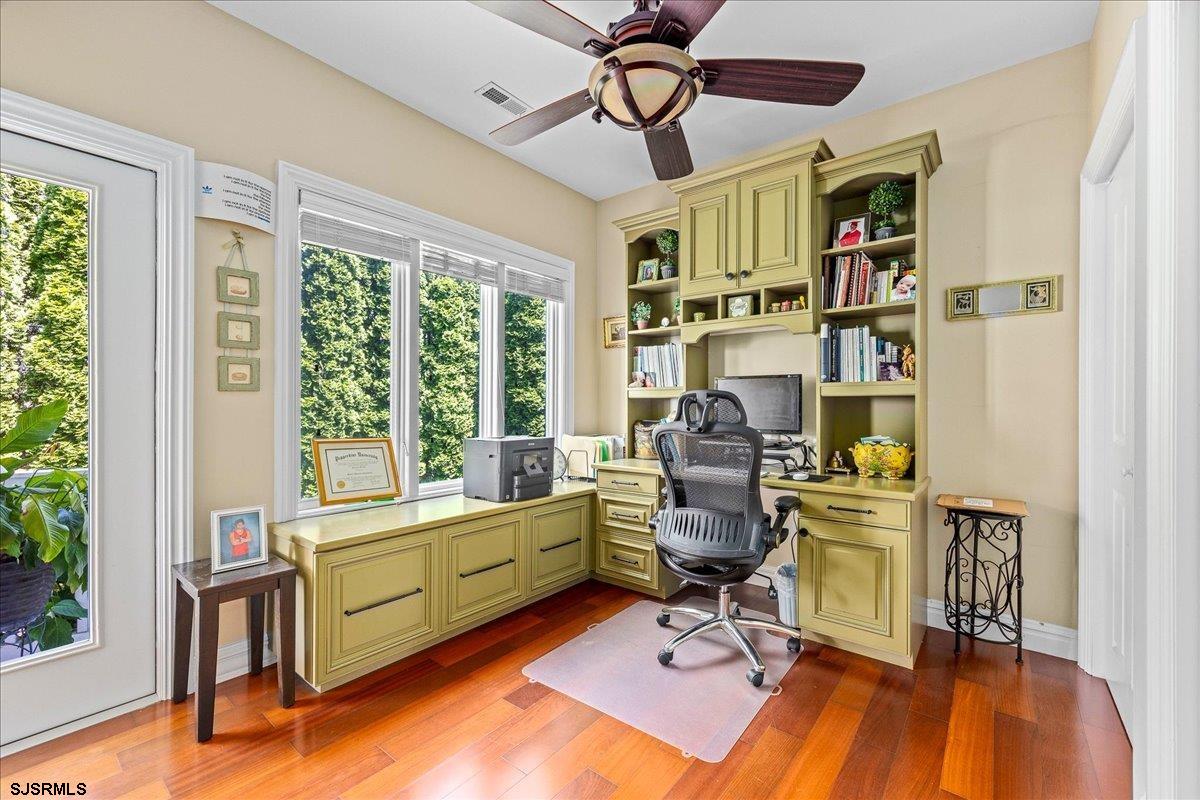 908 N Burghley Avenue