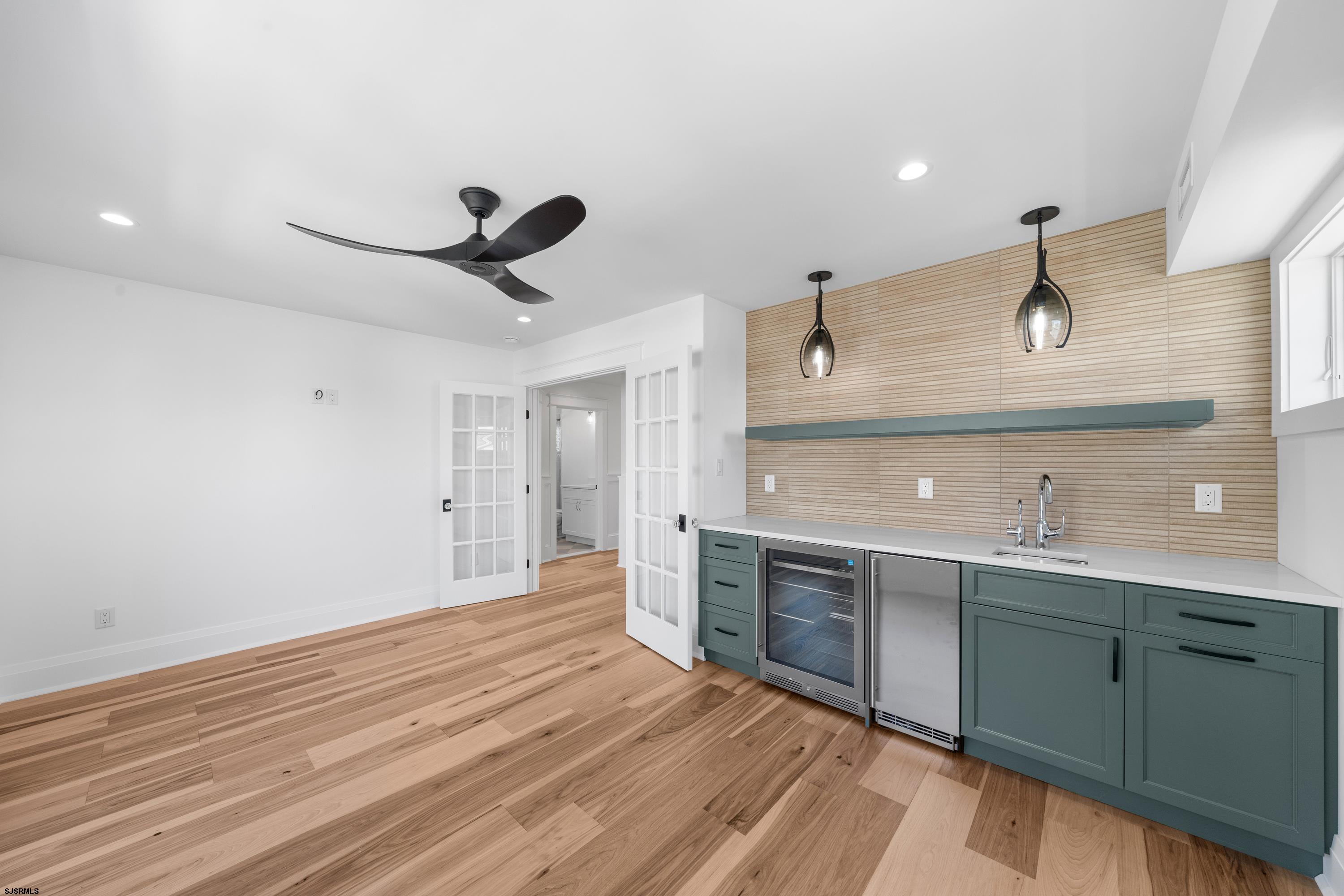 117 E Syracuse Avenue