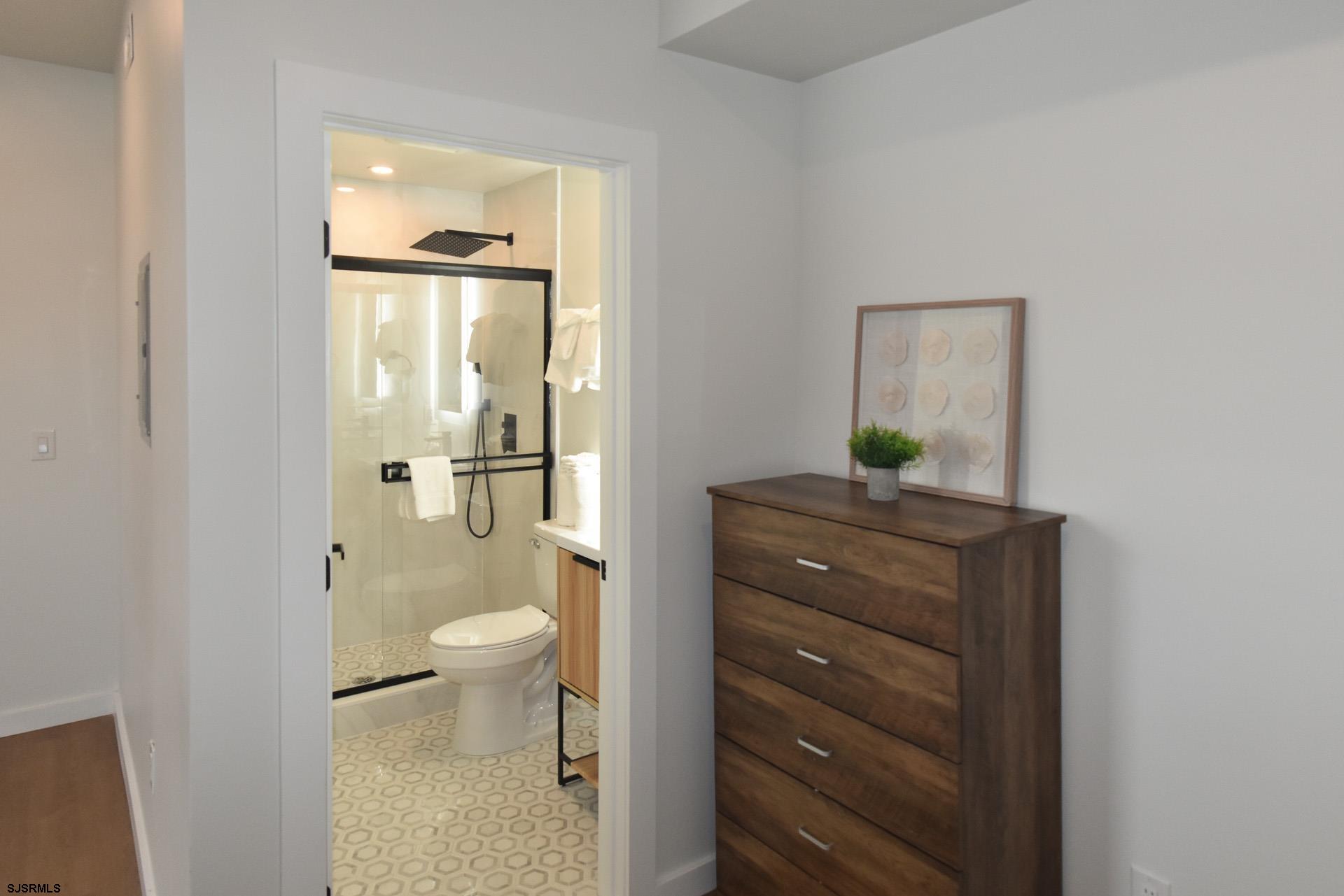 713 E 8th St, Unit B