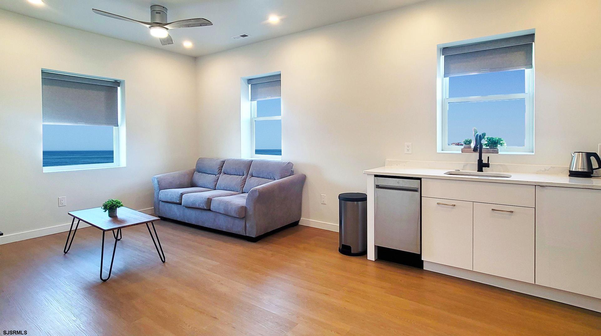 713 E 8th St, Unit B - Picture 3