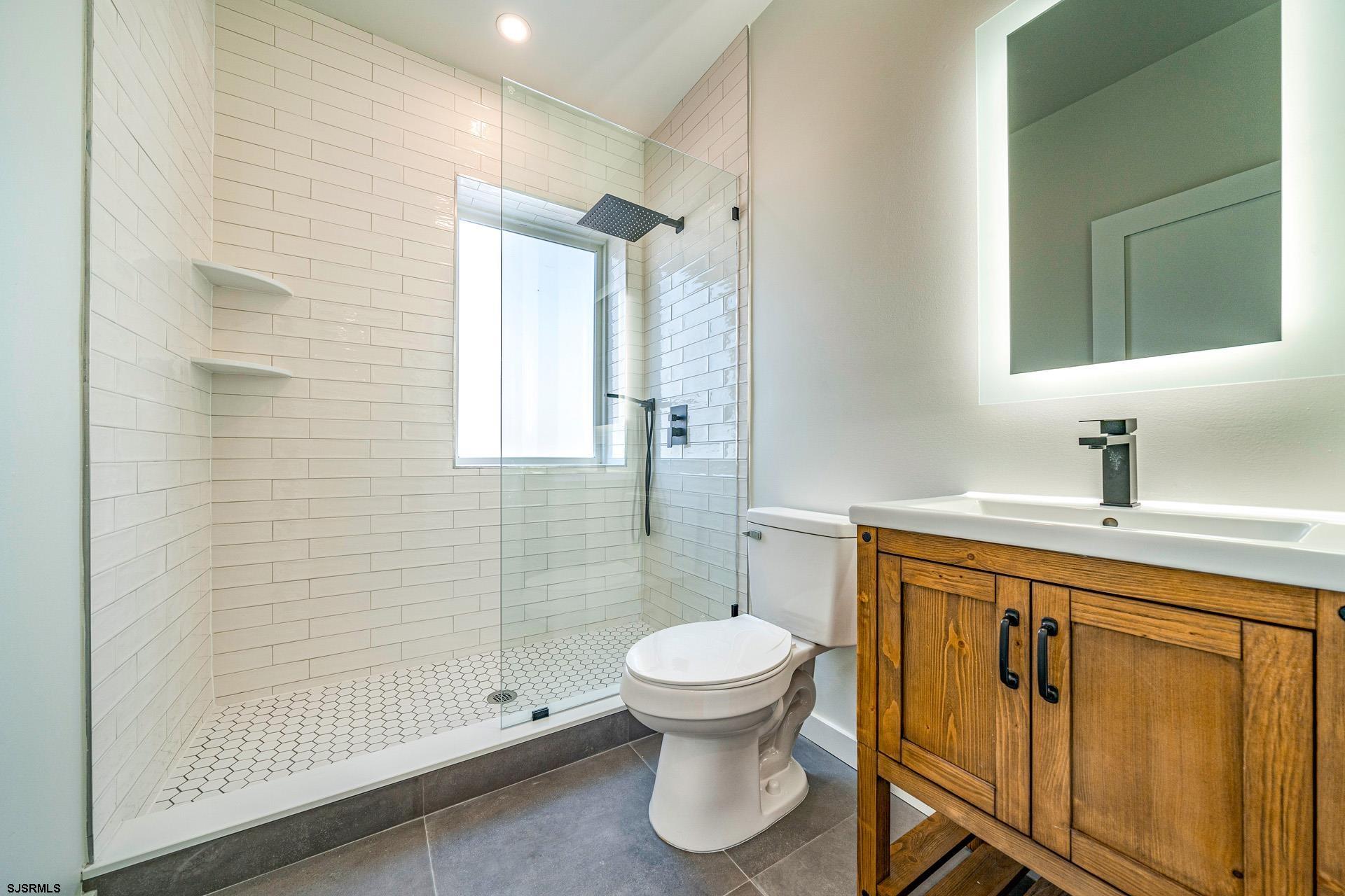 713 E 8th St, Unit B