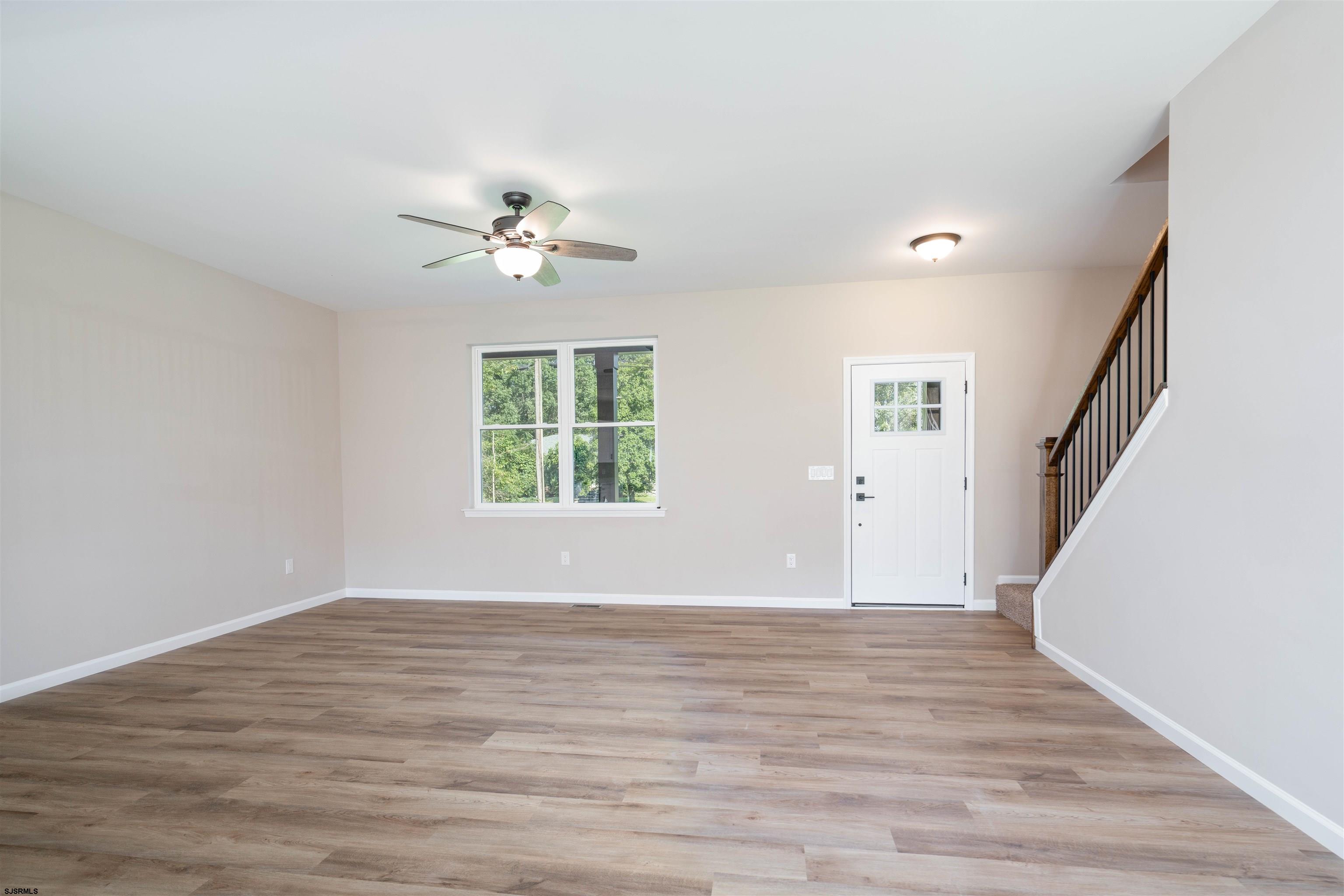 203 Maple Avenue - Picture 2