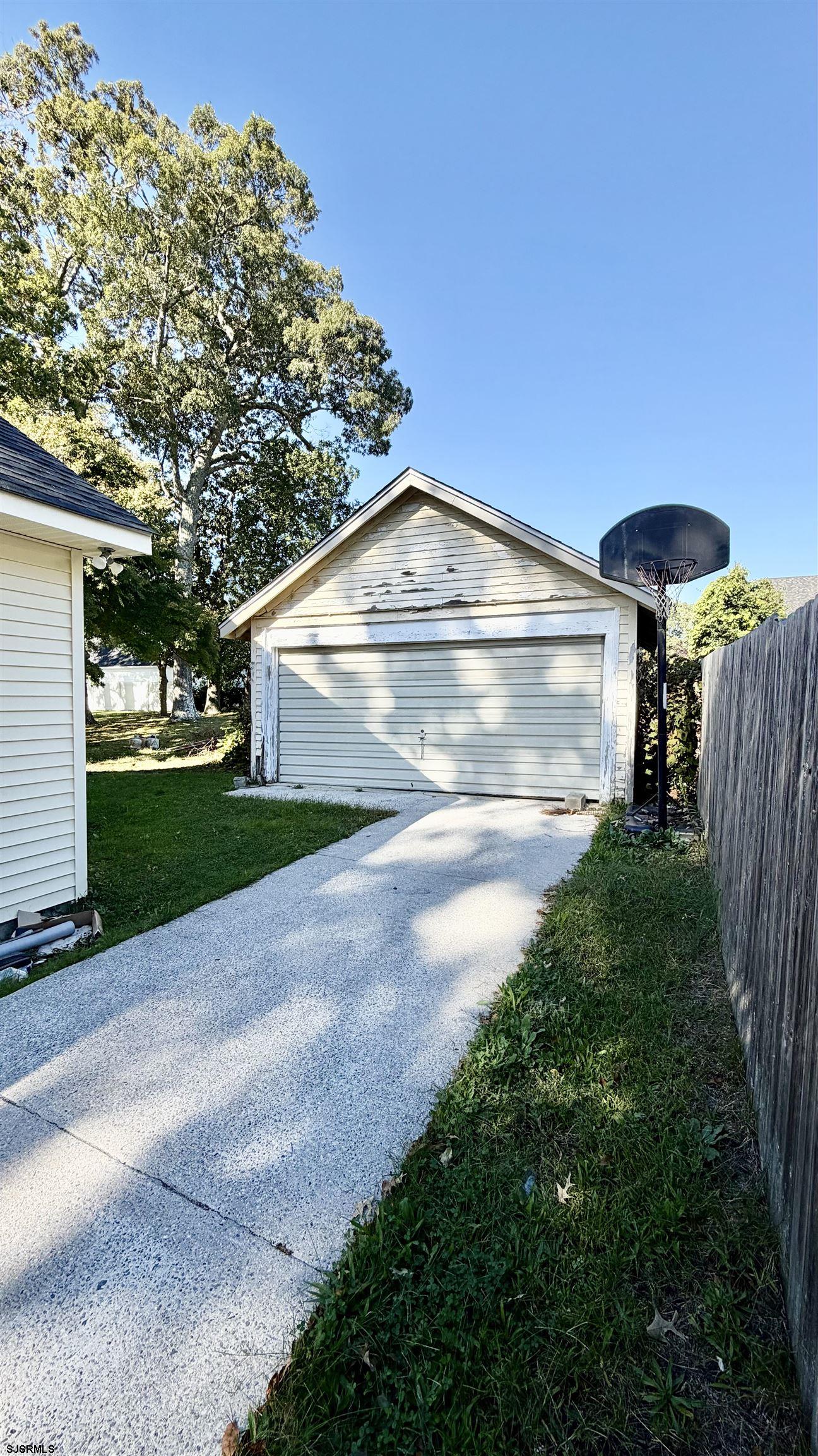 921 Oak Grove