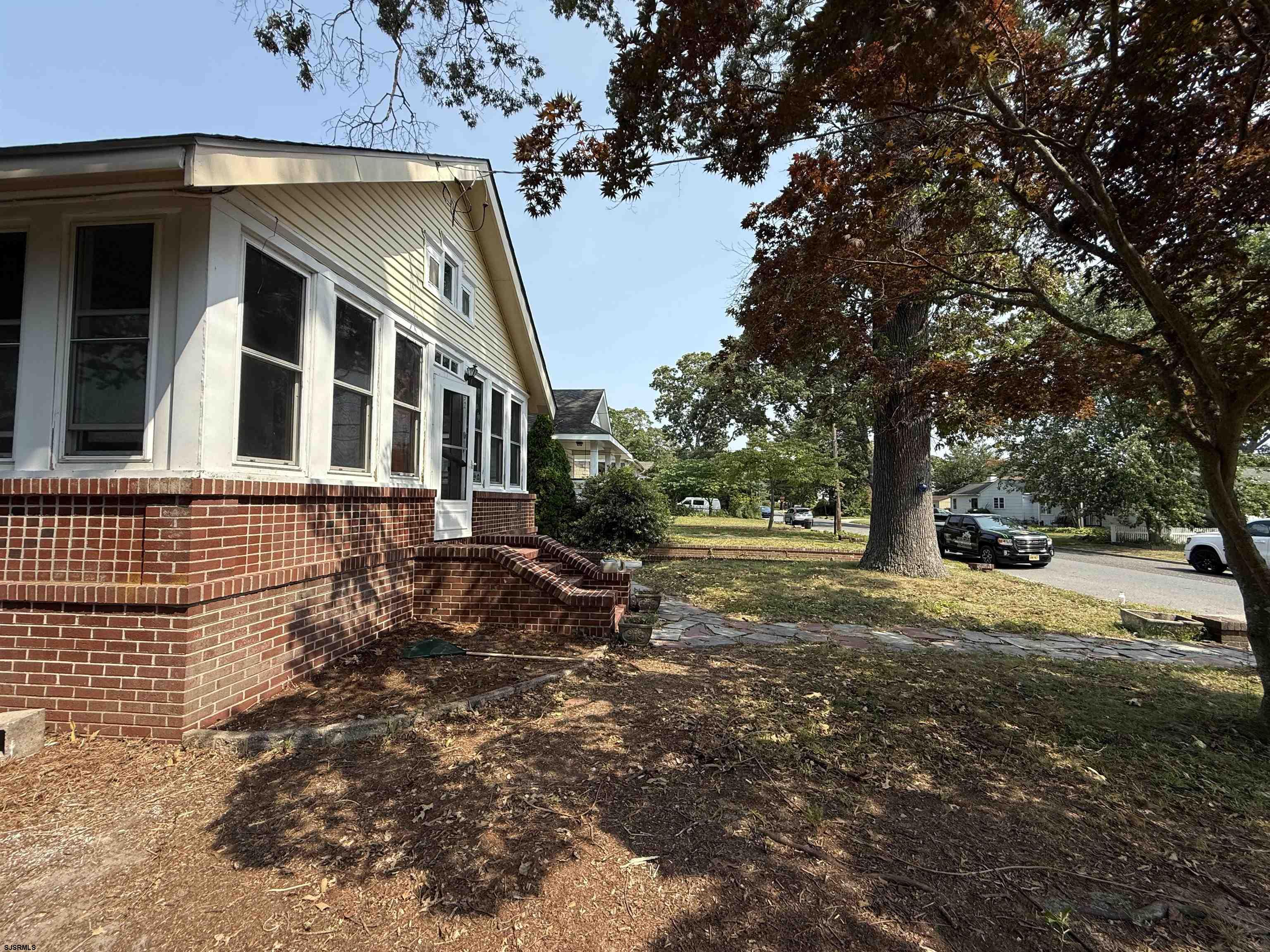 921 Oak Grove - Picture 2