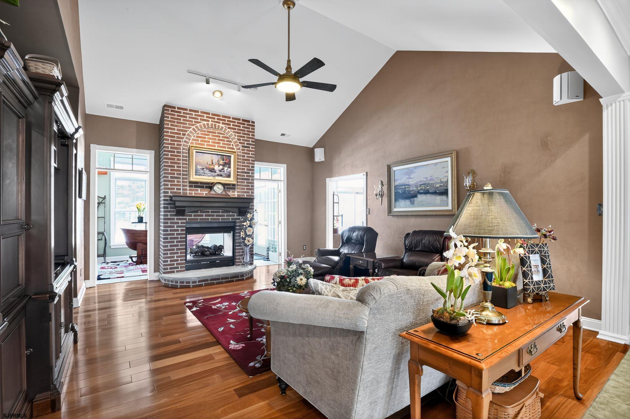 2 Glen Aire Dr