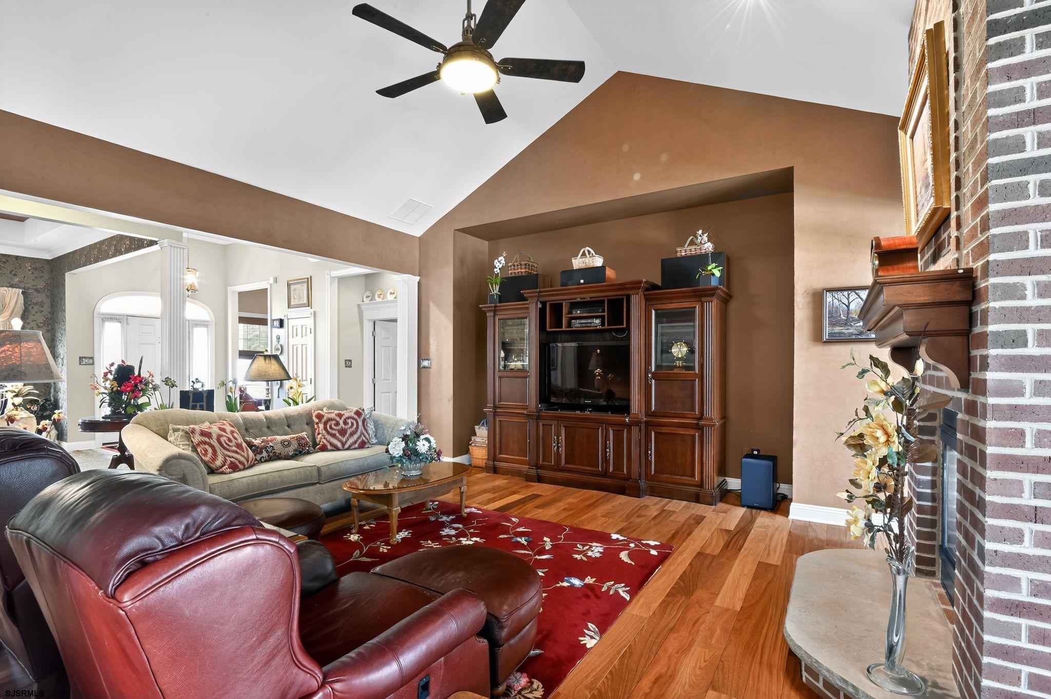 2 Glen Aire Dr