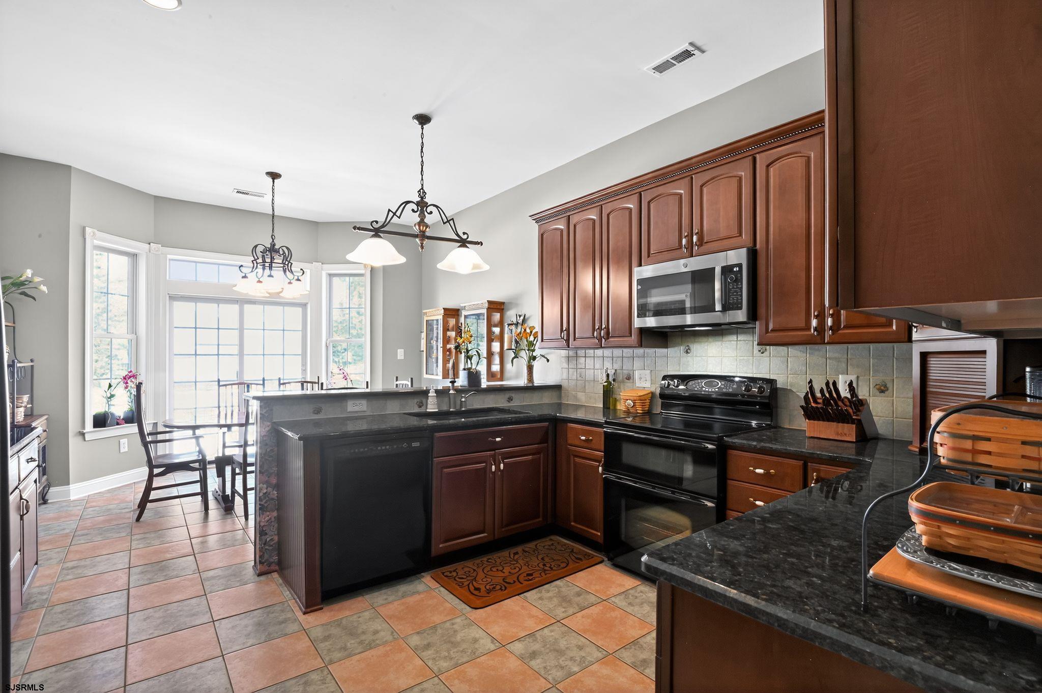 2 Glen Aire Dr