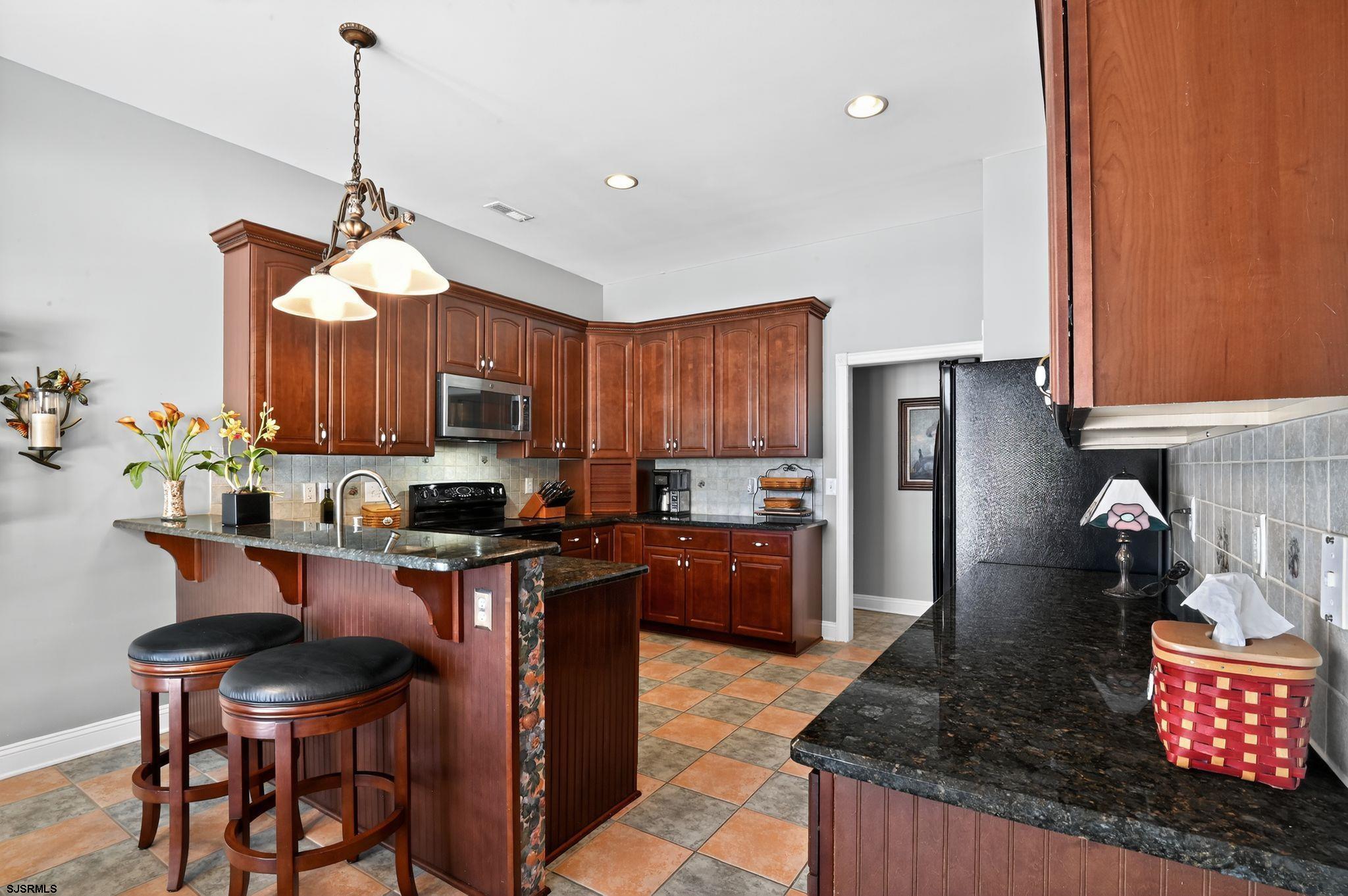 2 Glen Aire Dr