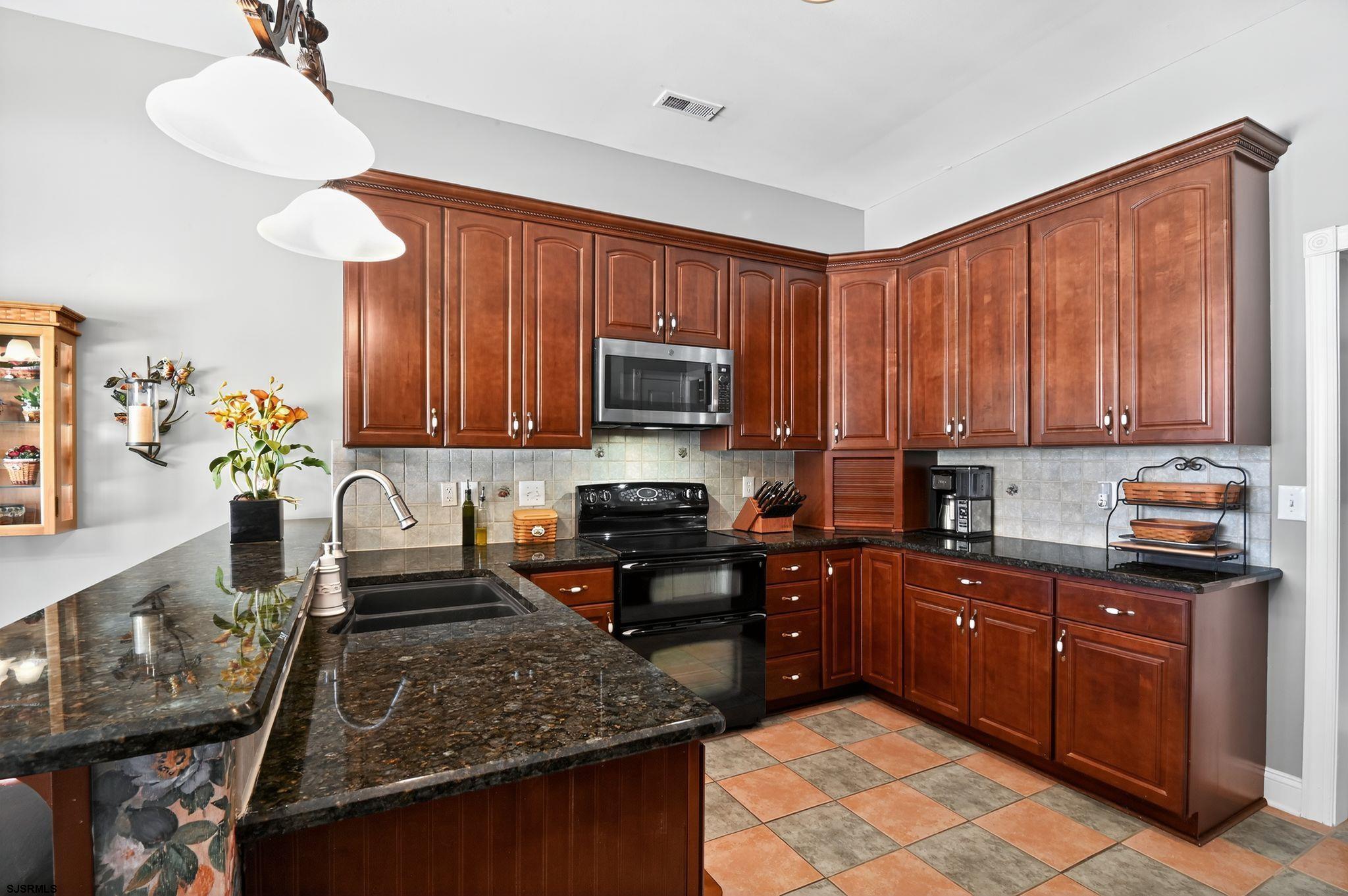 2 Glen Aire Dr