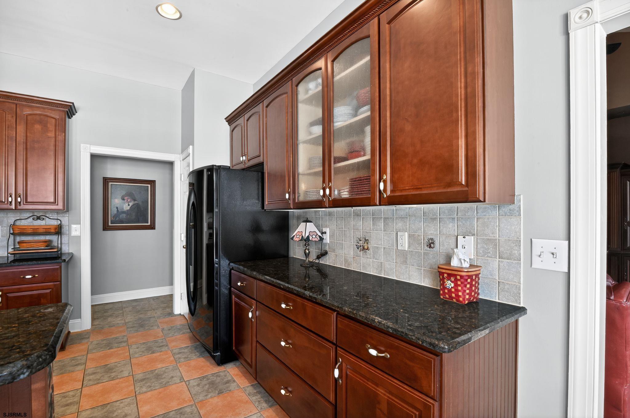 2 Glen Aire Dr