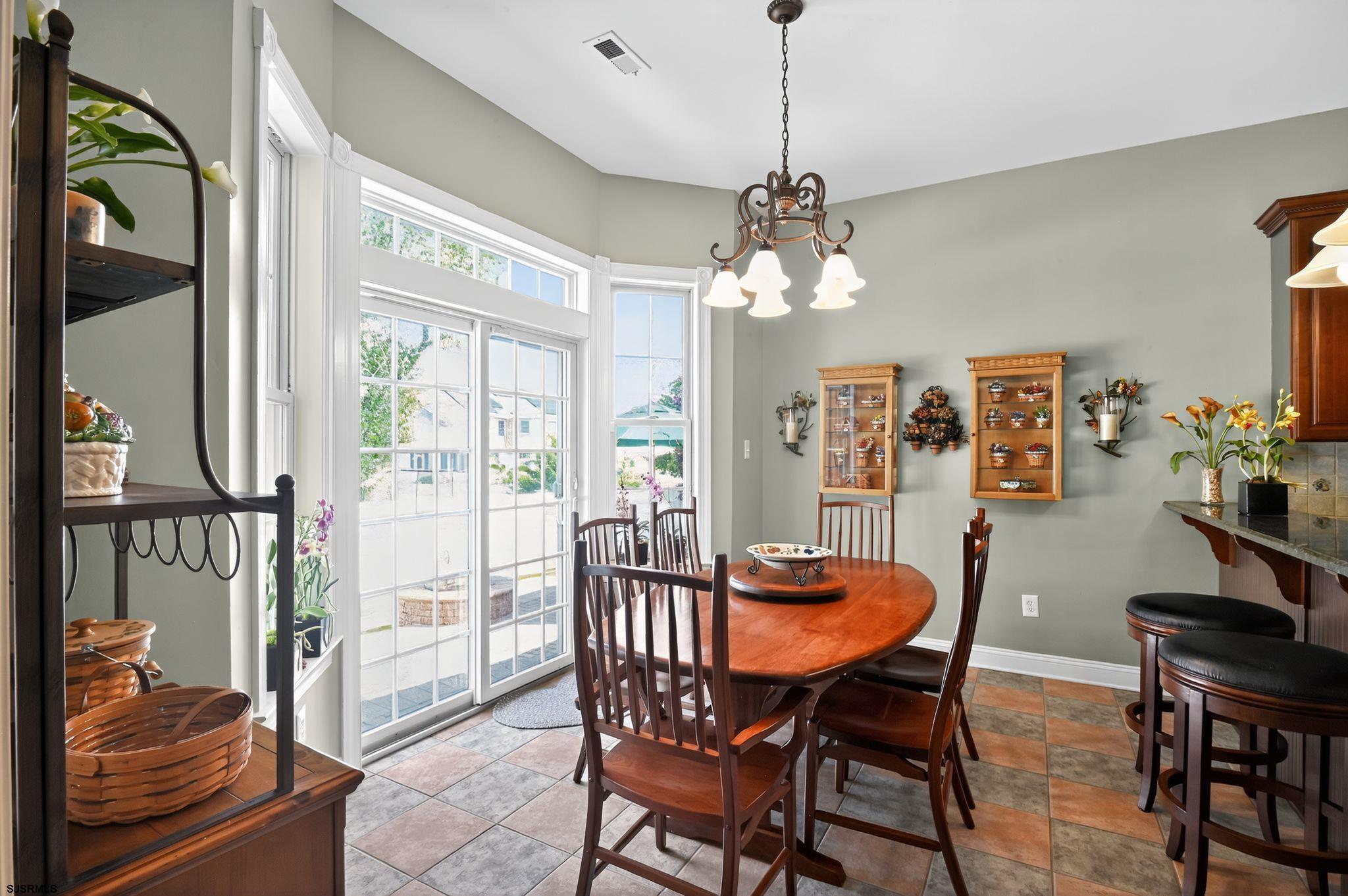 2 Glen Aire Dr