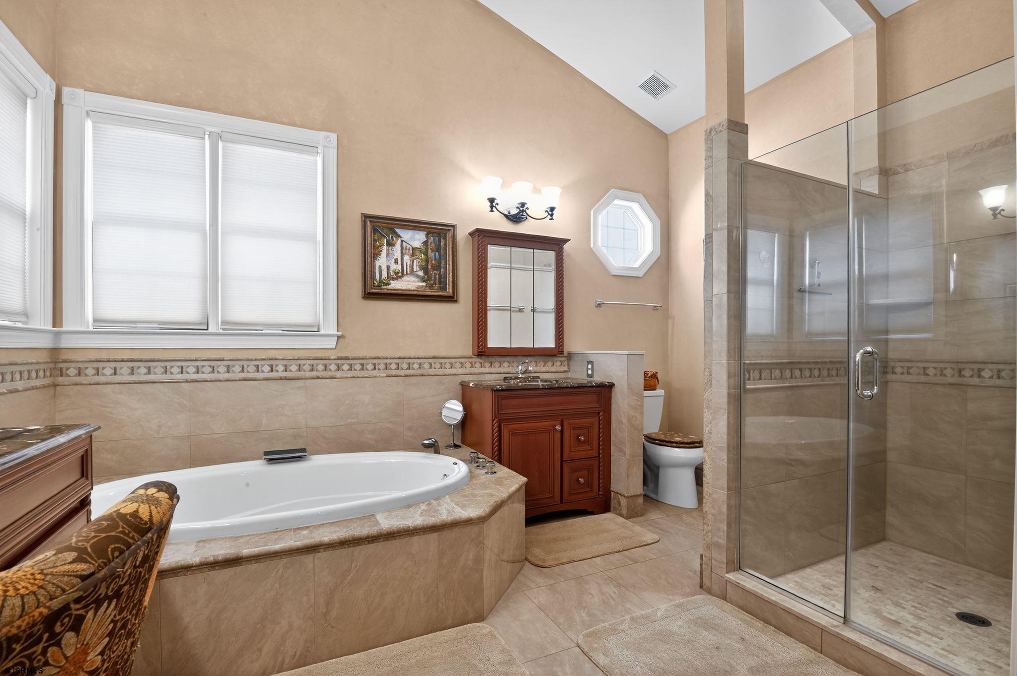 2 Glen Aire Dr