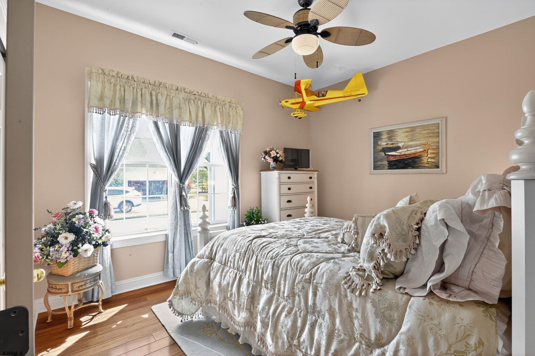 2 Glen Aire Dr
