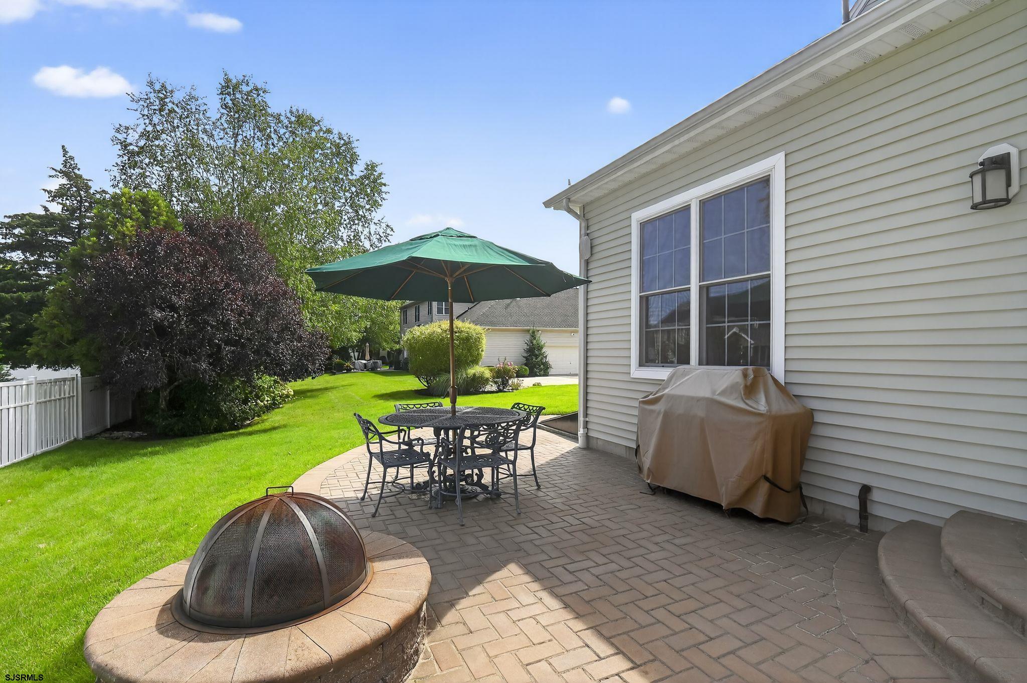 2 Glen Aire Dr