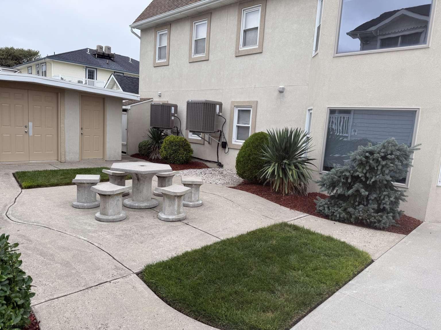 24 N Adams Avenue - Picture 1