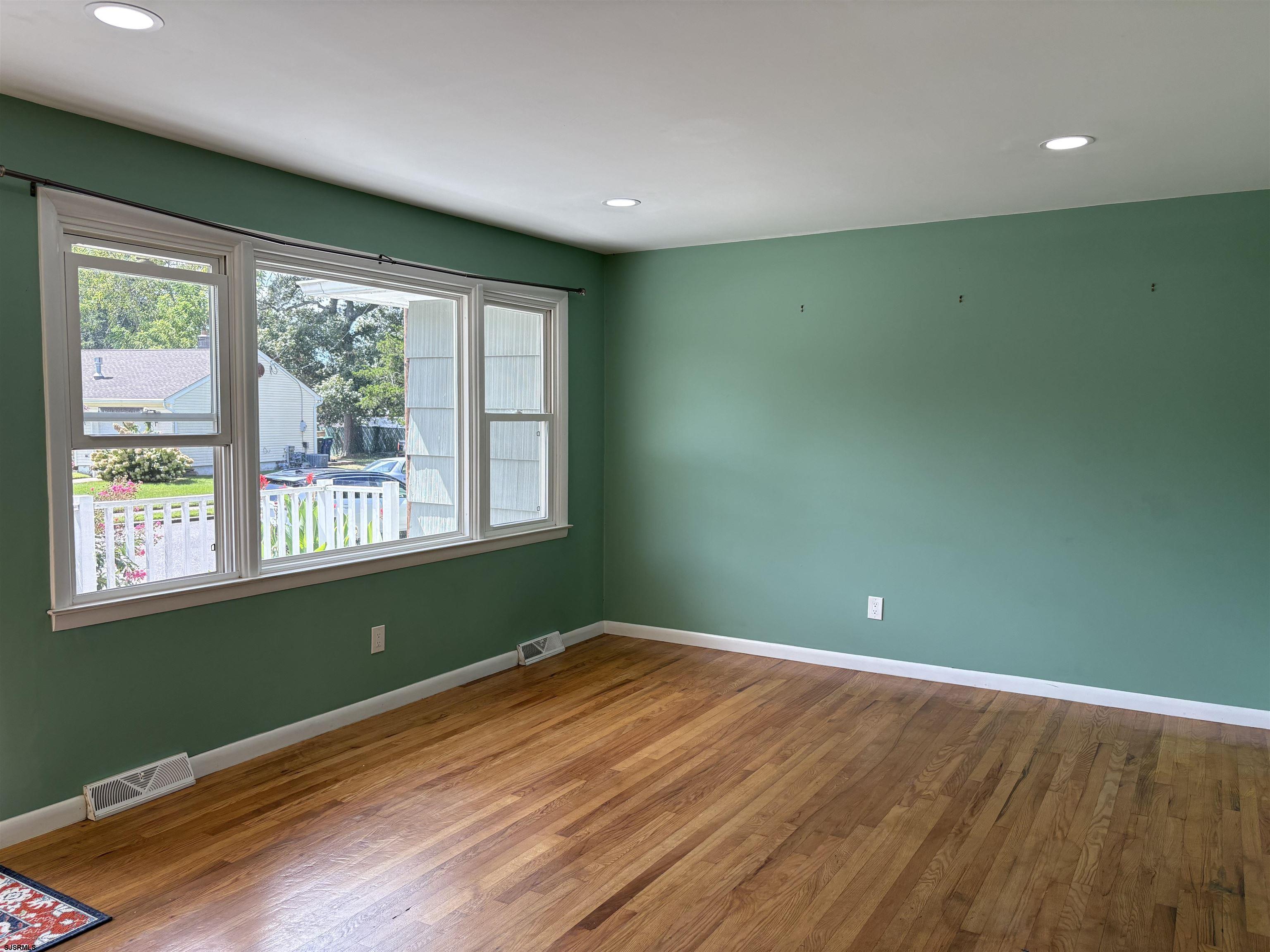 405 Park Ln - Picture 1