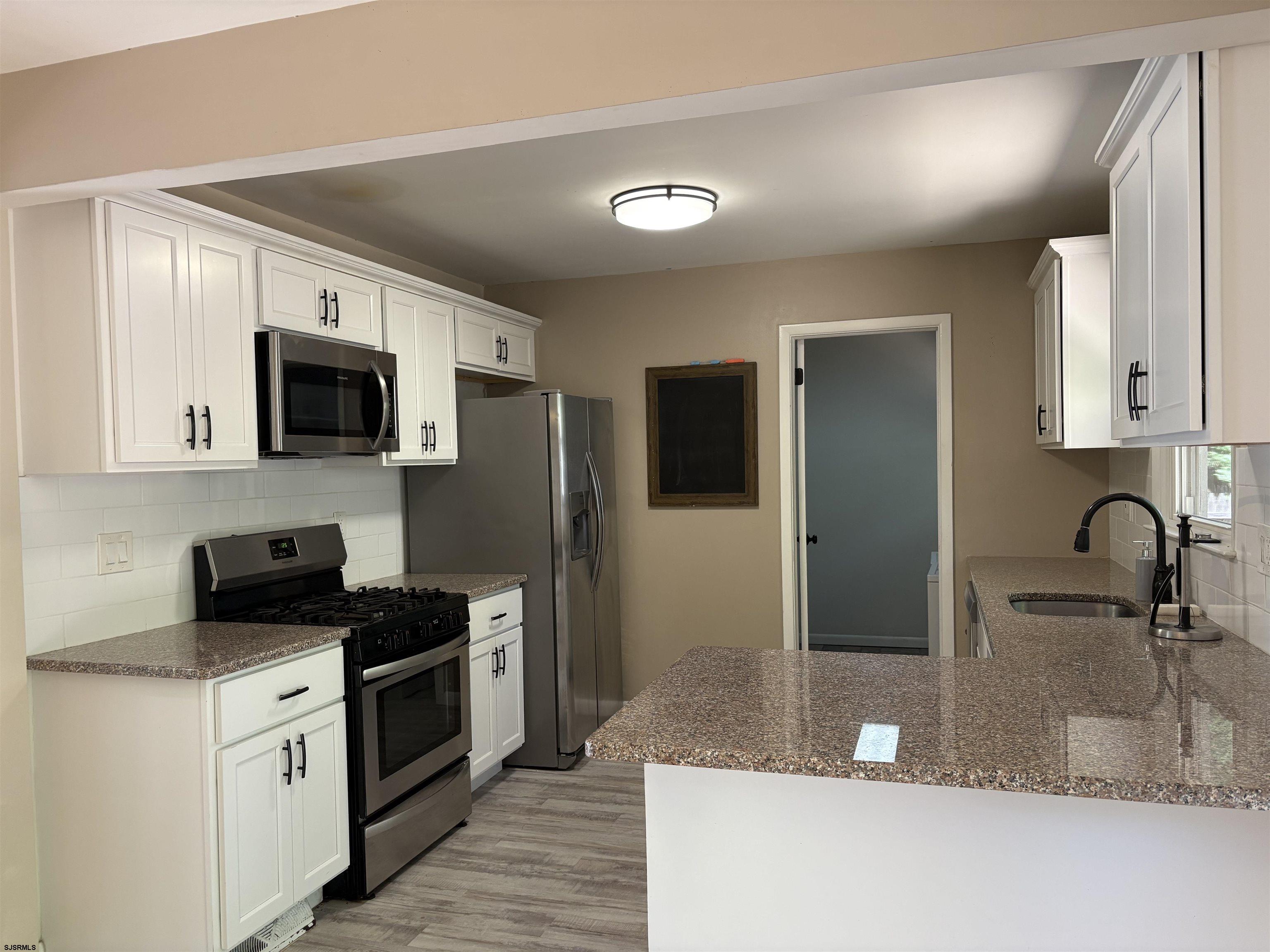 405 Park Ln - Picture 2
