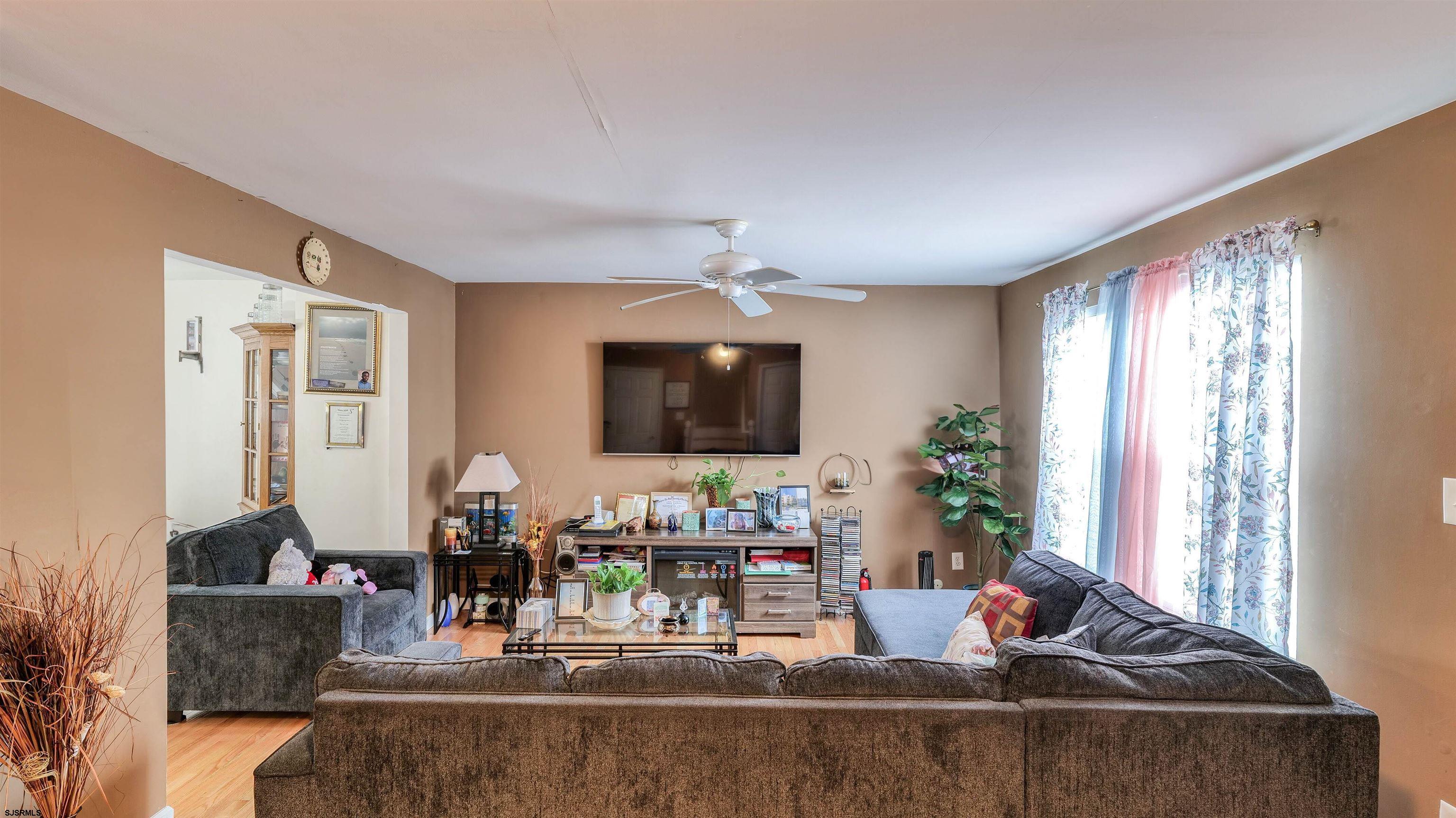 20 Crestwood Cir - Picture 2