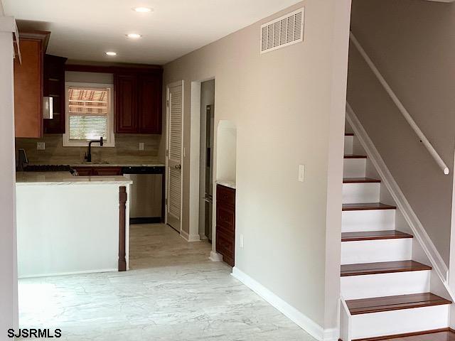 121 Constitution Dr - Picture 4