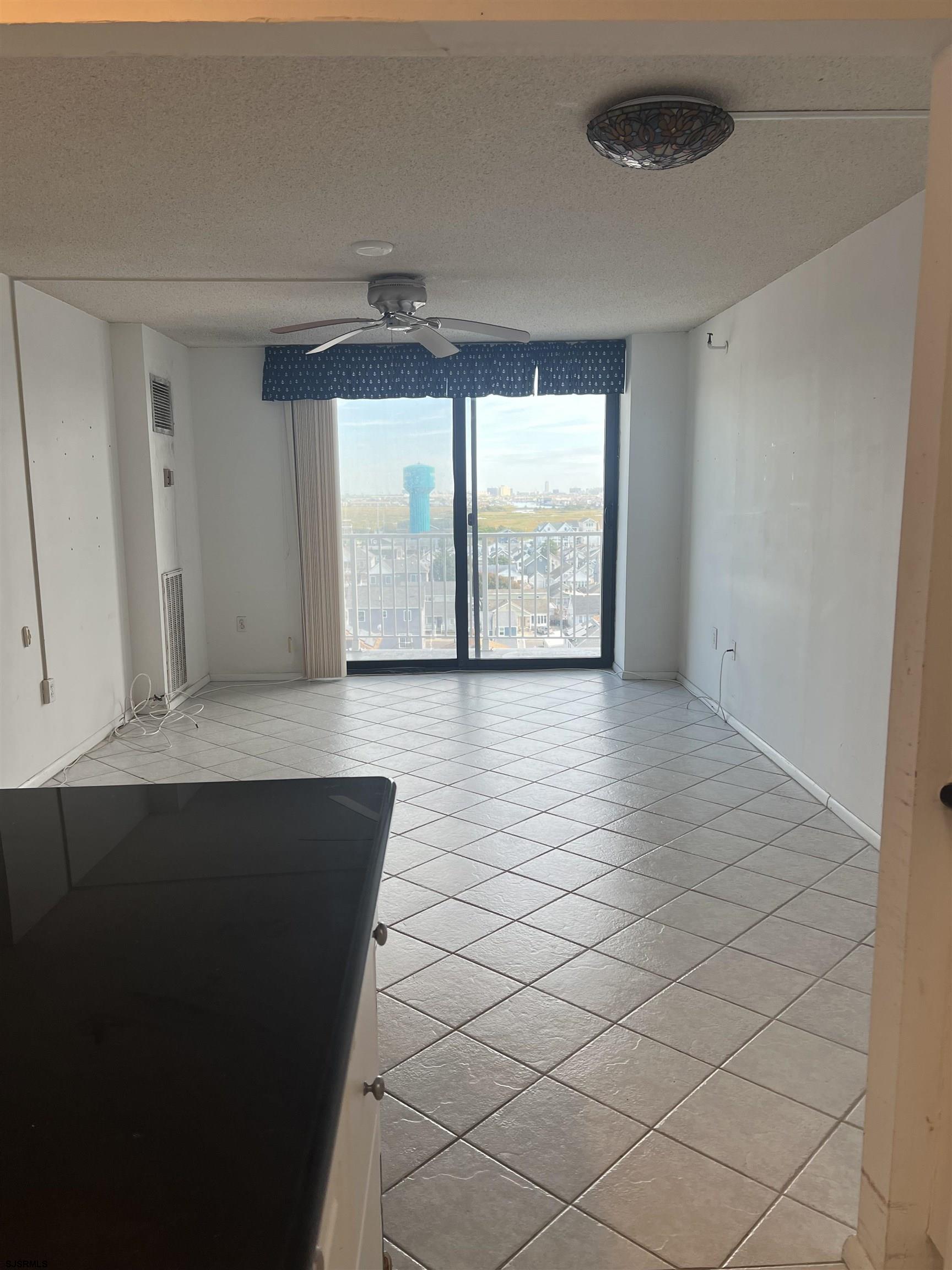 236 N Derby Avenue - Picture 2