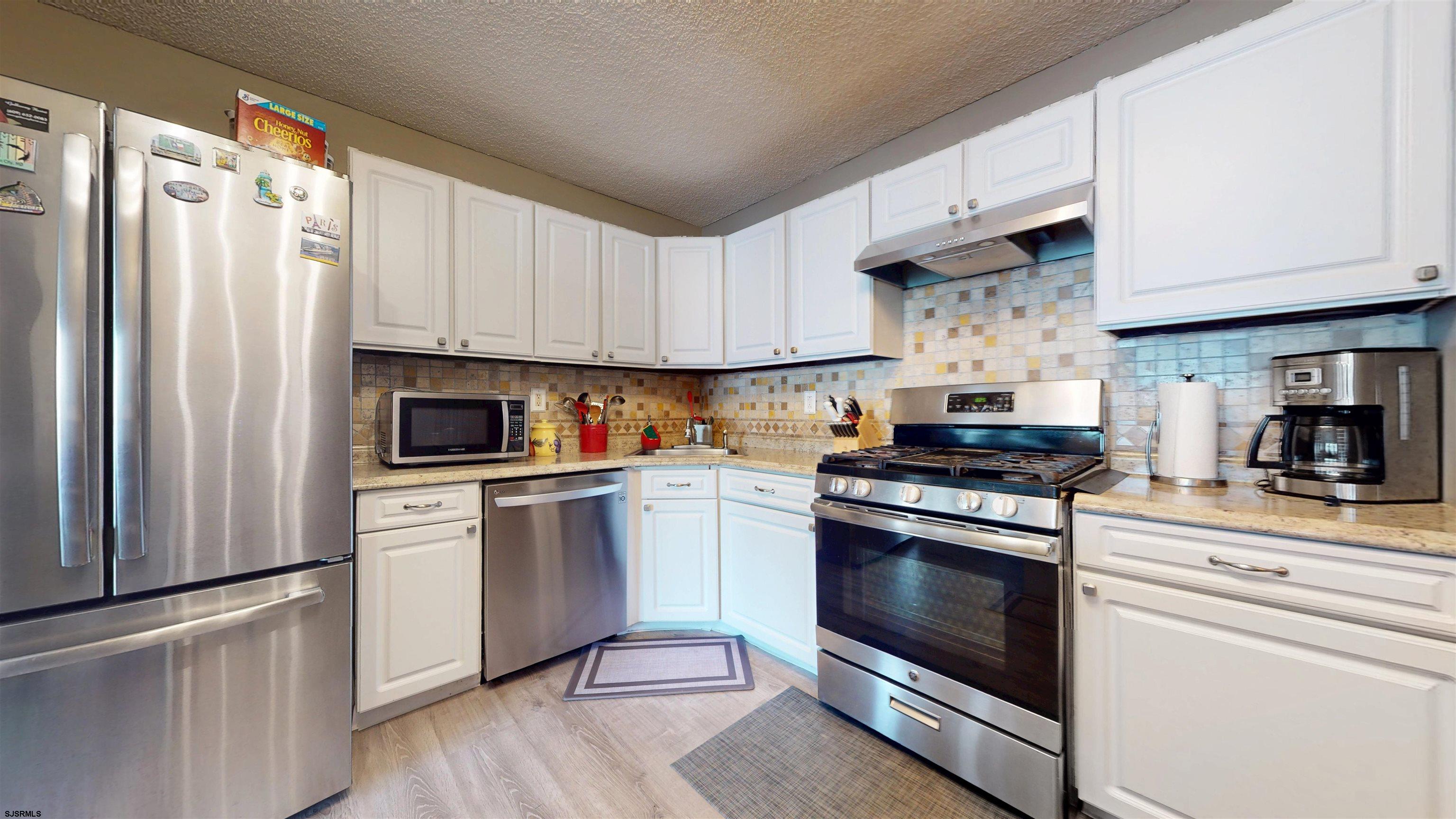 68 Colonial Court - Picture 1