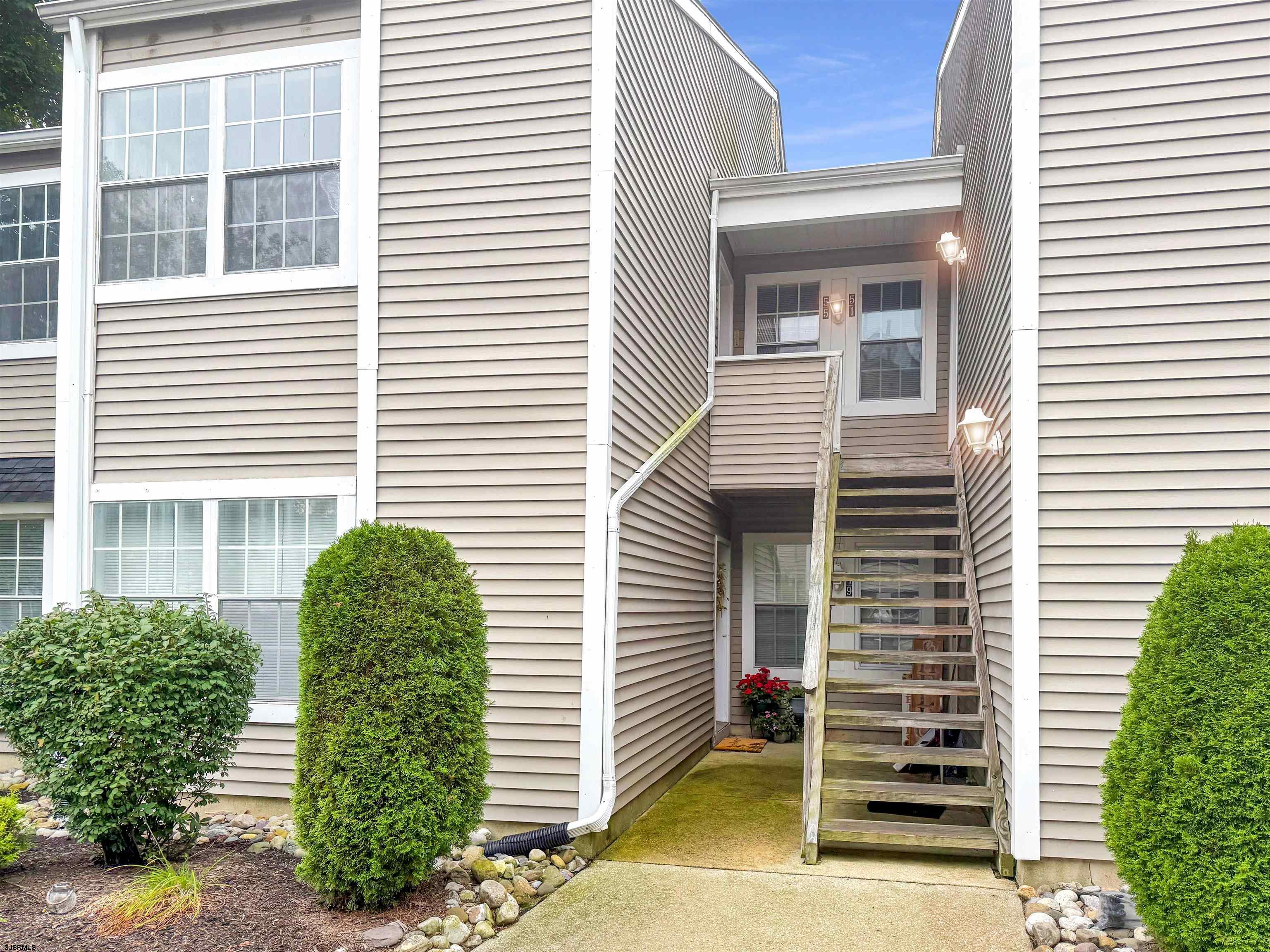 55 Driftwood Ct - Picture 1