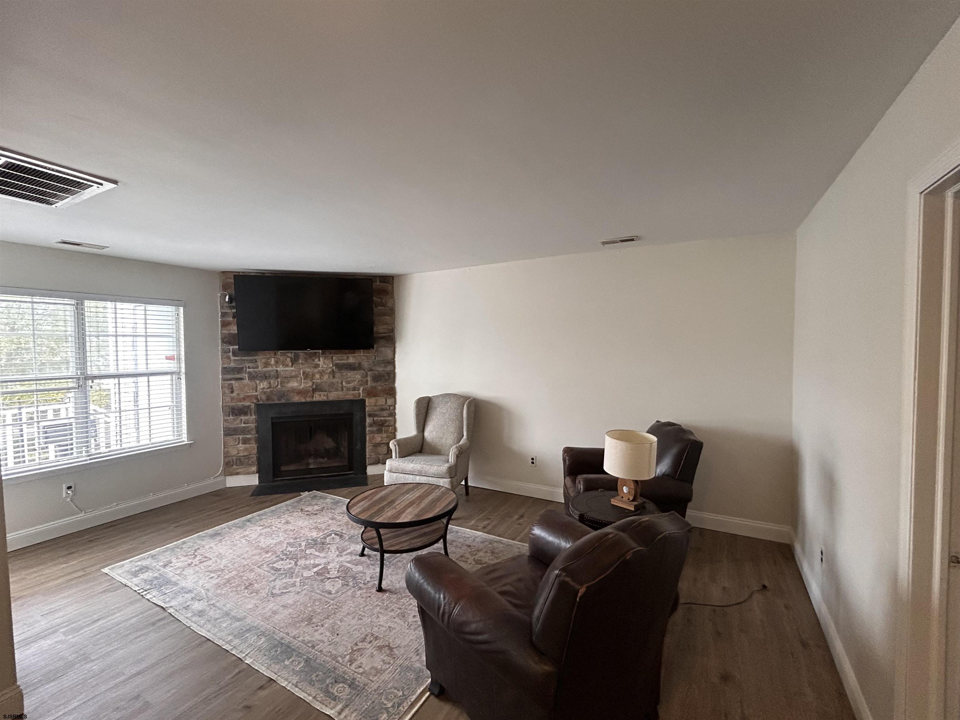 270 London Ct - Picture 4