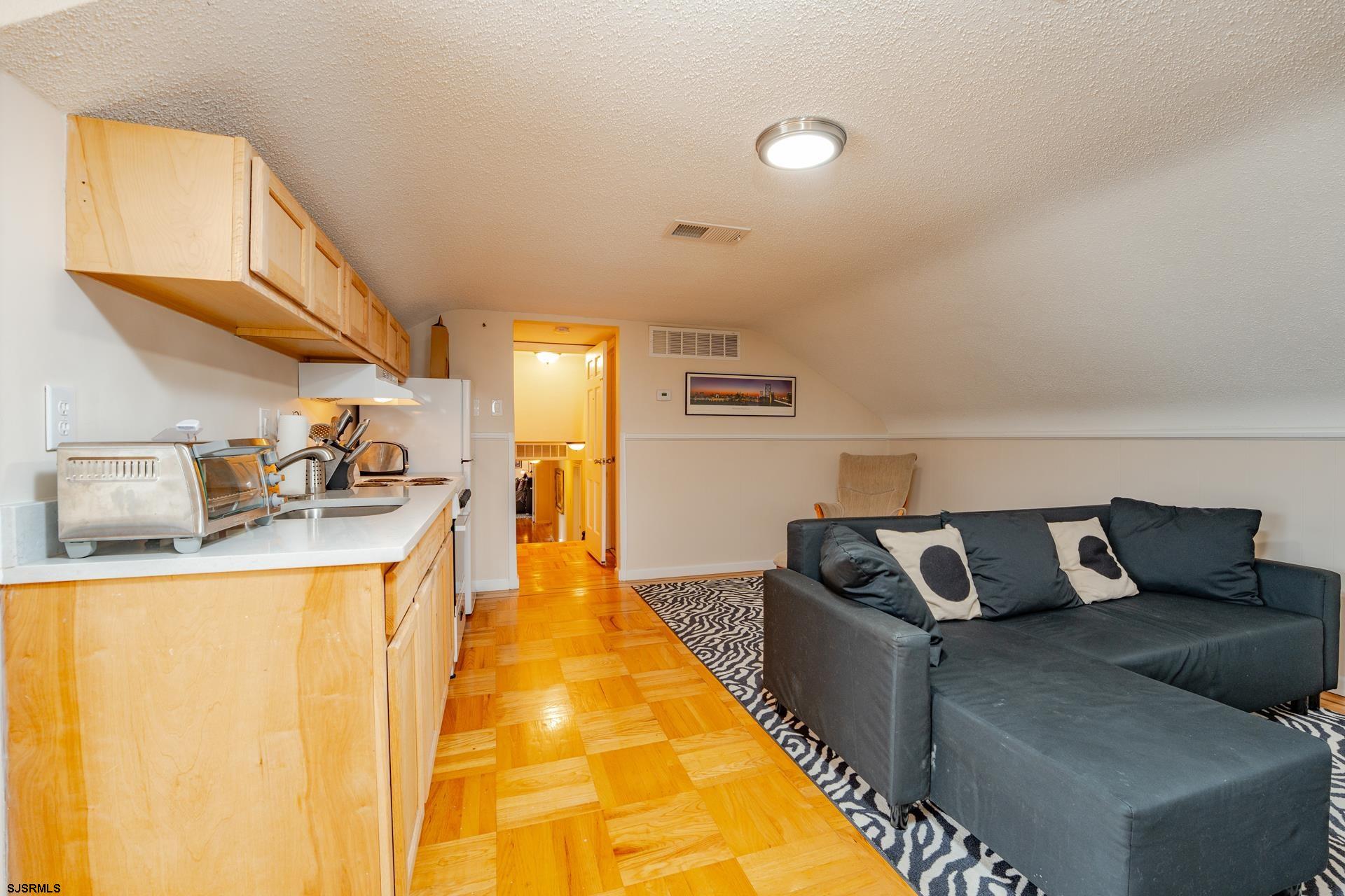 202 English Ln