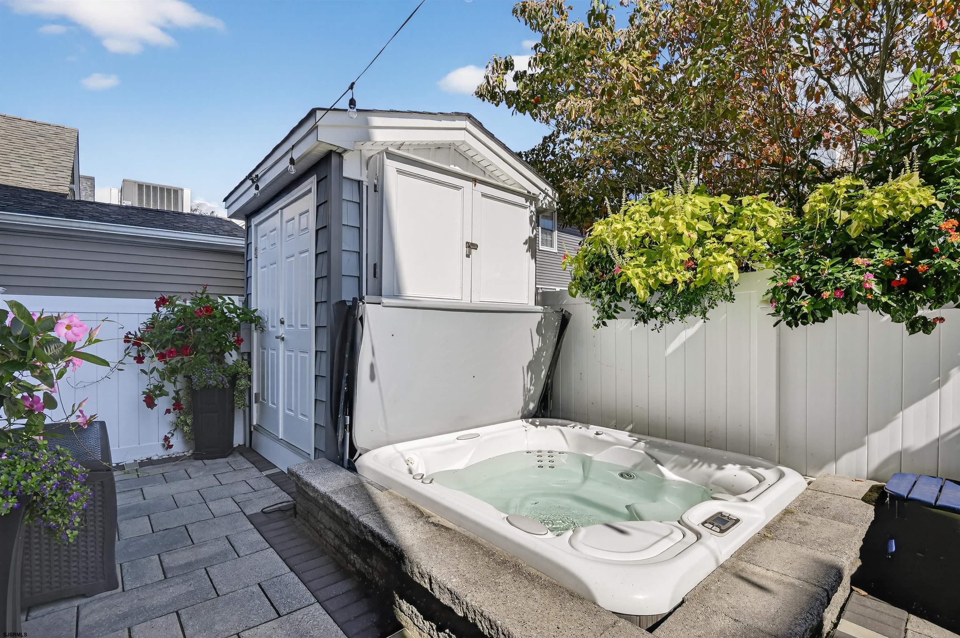 5 N Iroquois Avenue