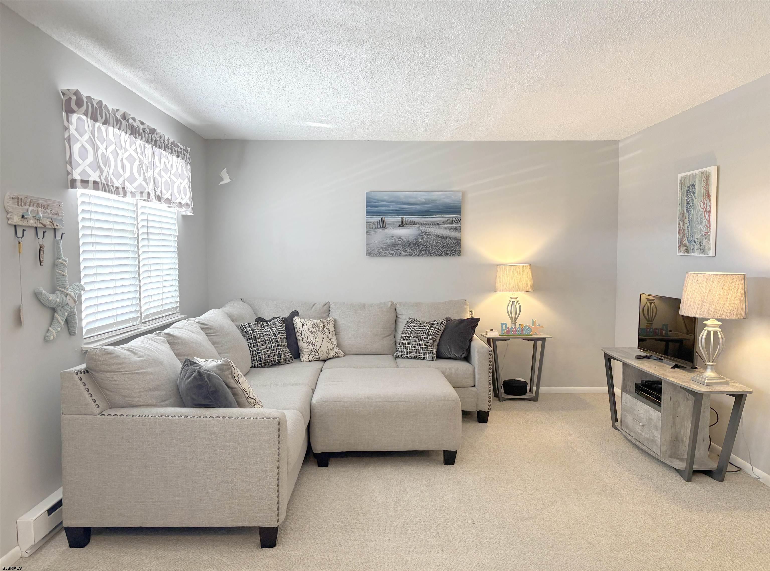 825 Plymouth Pl - Picture 2