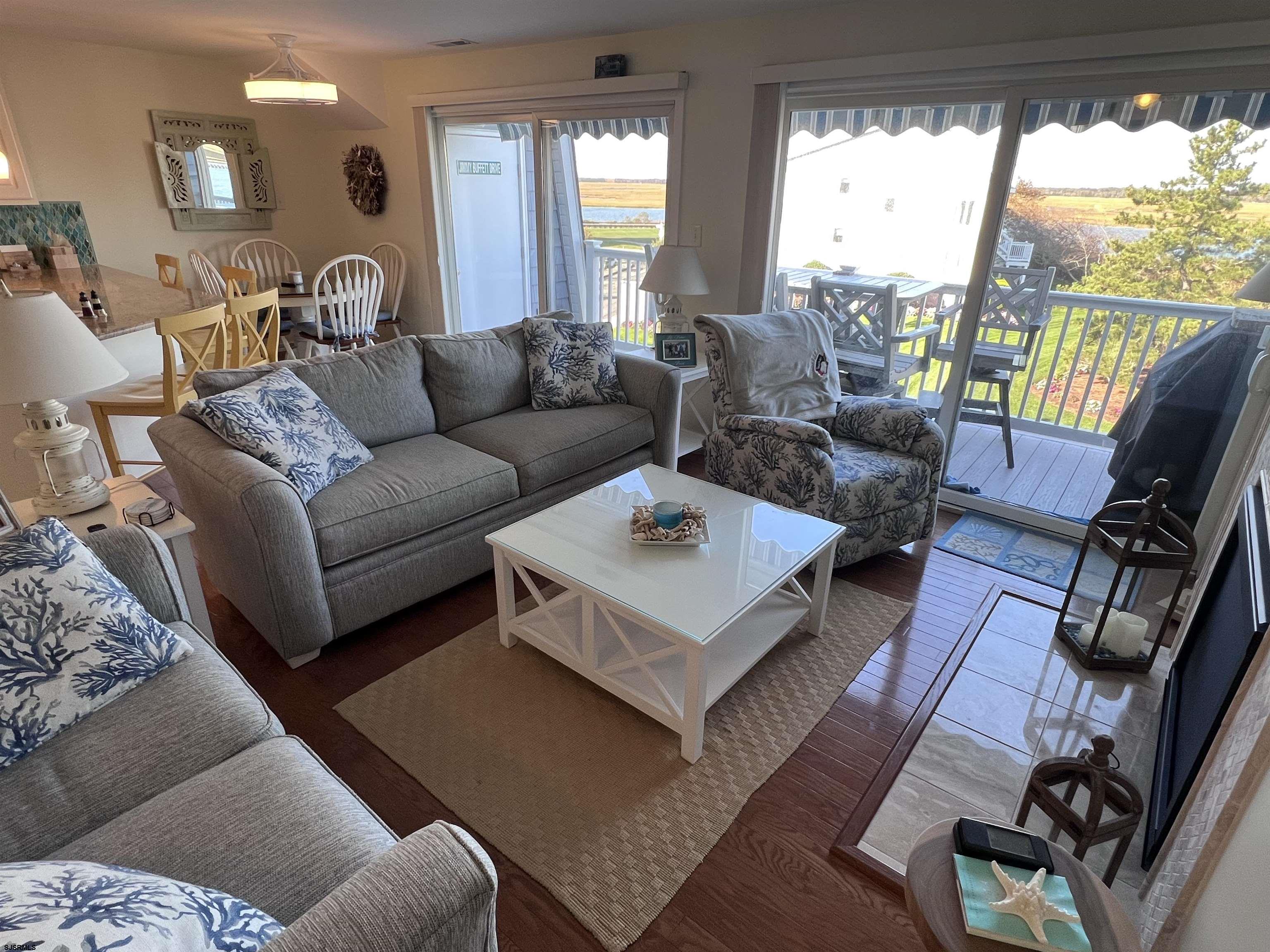 707 Periwinkle Dr - Picture 2