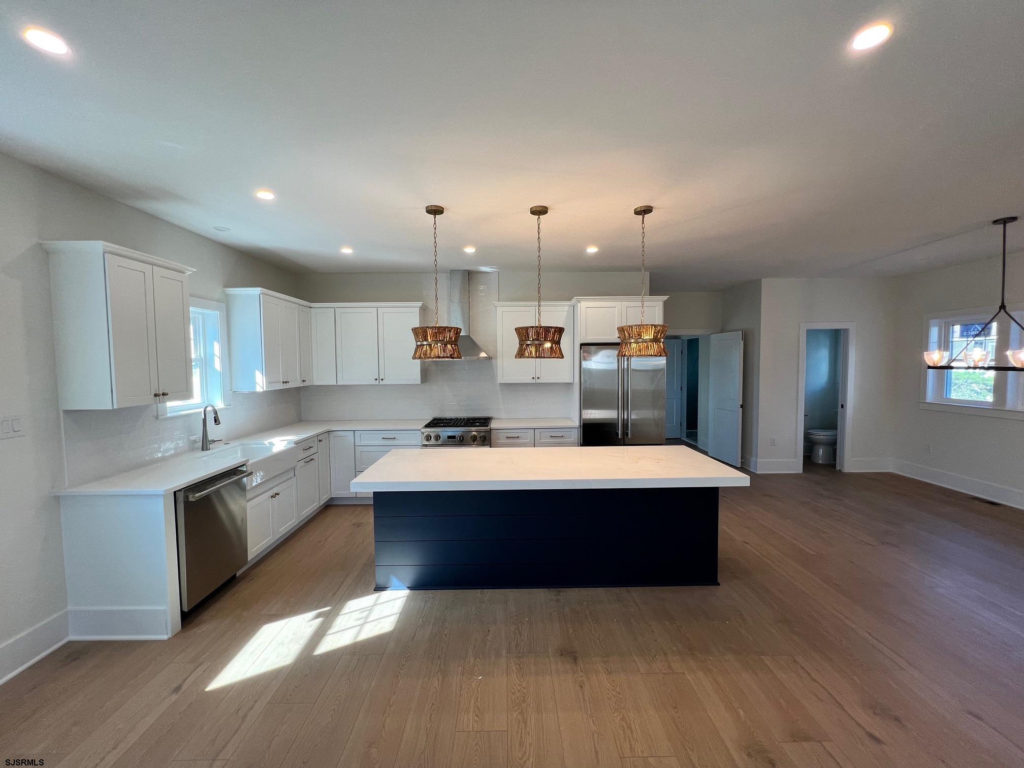 209 Bark Dr - Picture 2